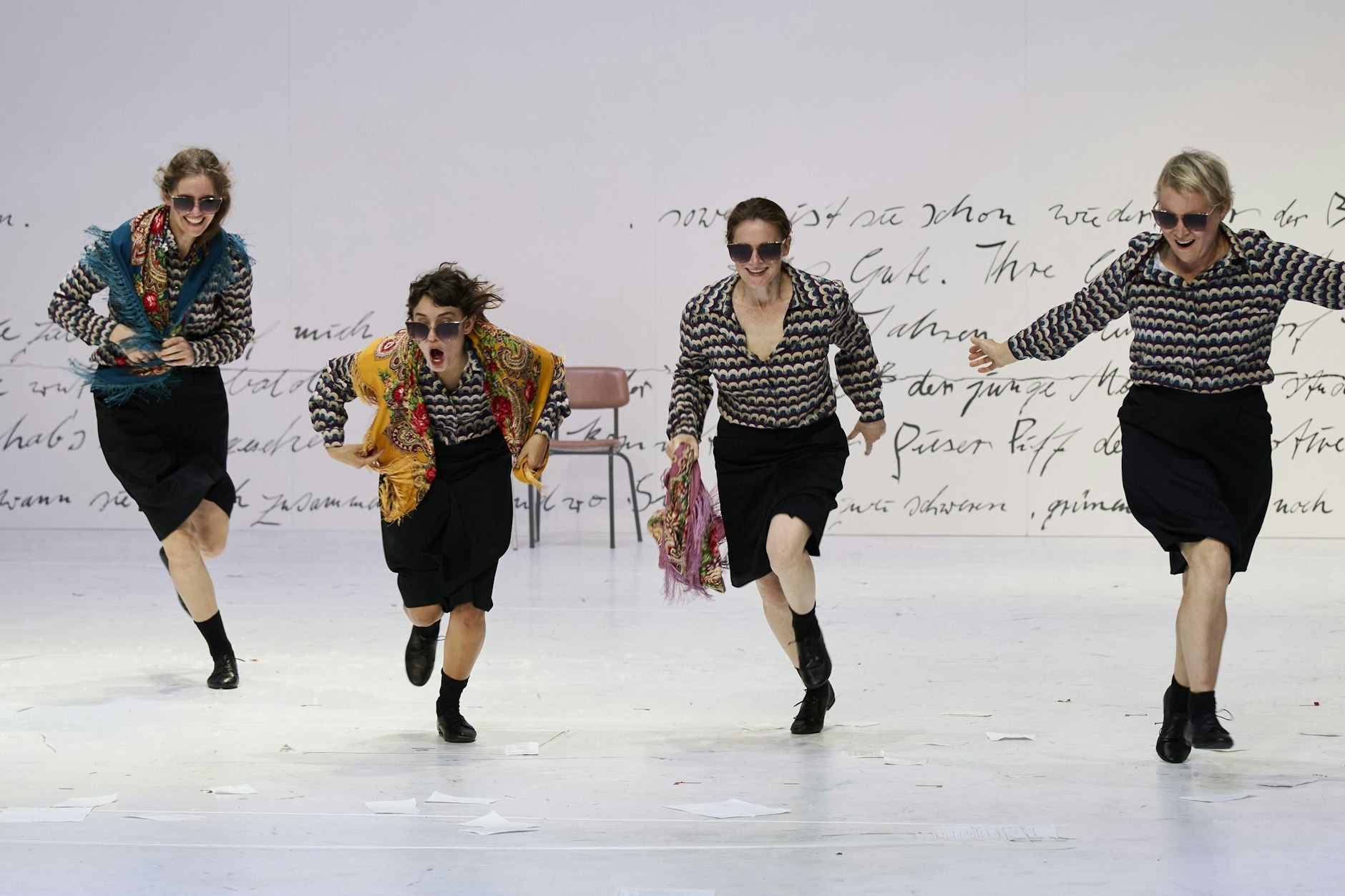 Die vier Christas in Sascha Hawemanns „Also träumen wir mit hellwacher Vernunft“ (Alina Wolff, Charlott Lehmann, Ulrike Beerbaum, Janine Kreß, v.l.)