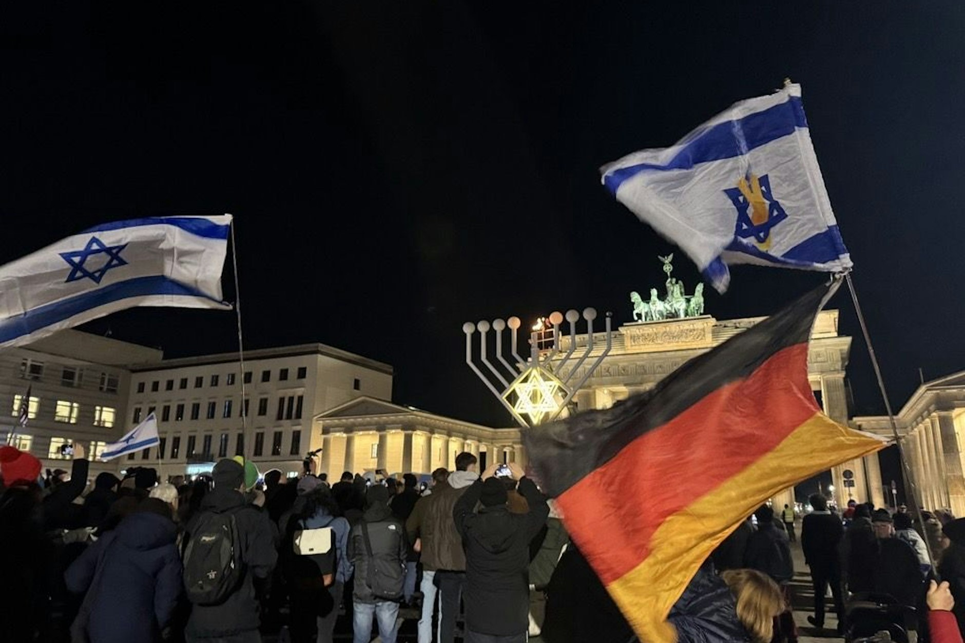 Hunderte kamen, um ein Gebet zu sprechen und der Zeremonie beizuwohnen.