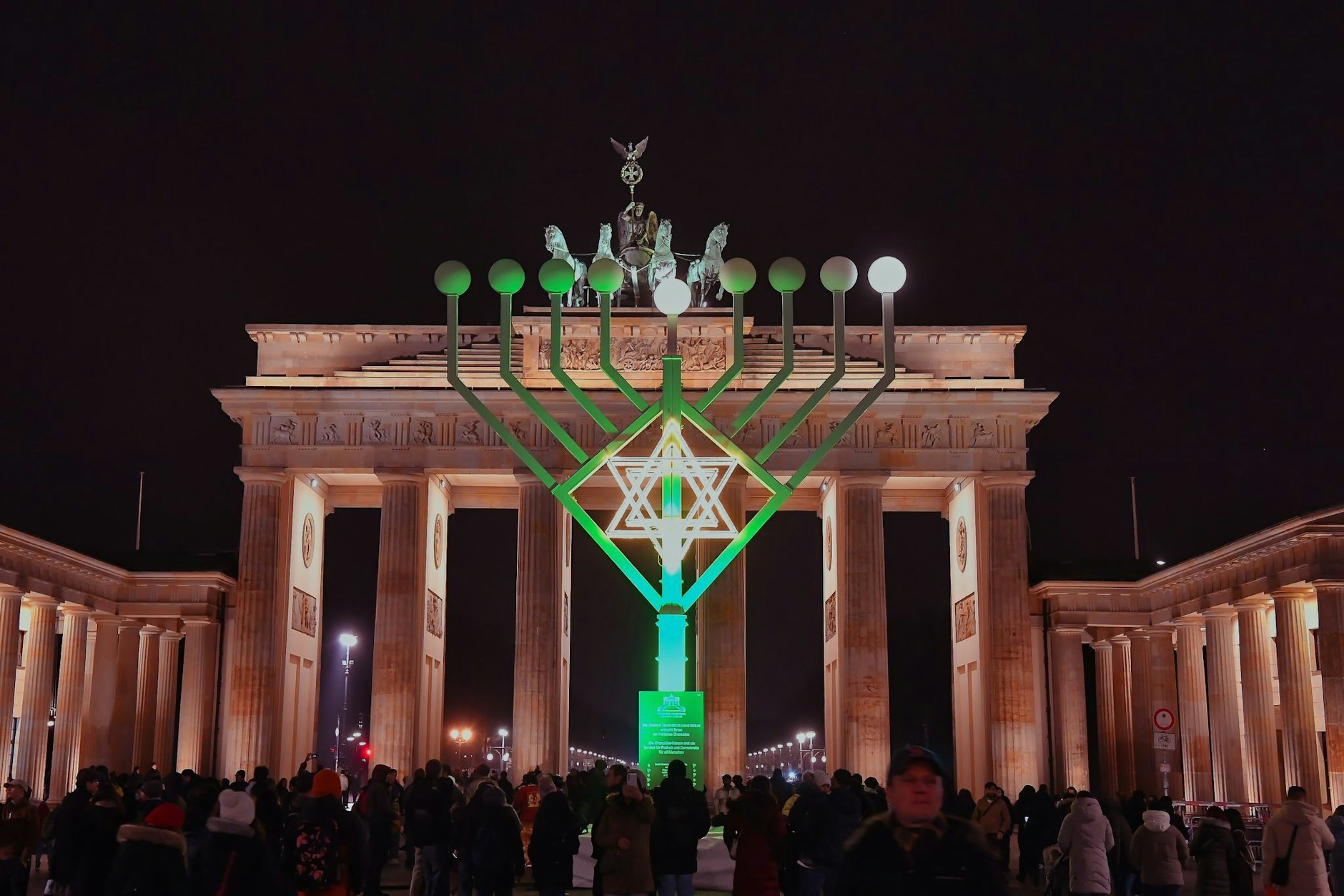 Die heutige Entzündung des Chanukka-Leuchters soll mit einem Friedensgebet für die Opfer des Anschlags in Australien einhergehen.