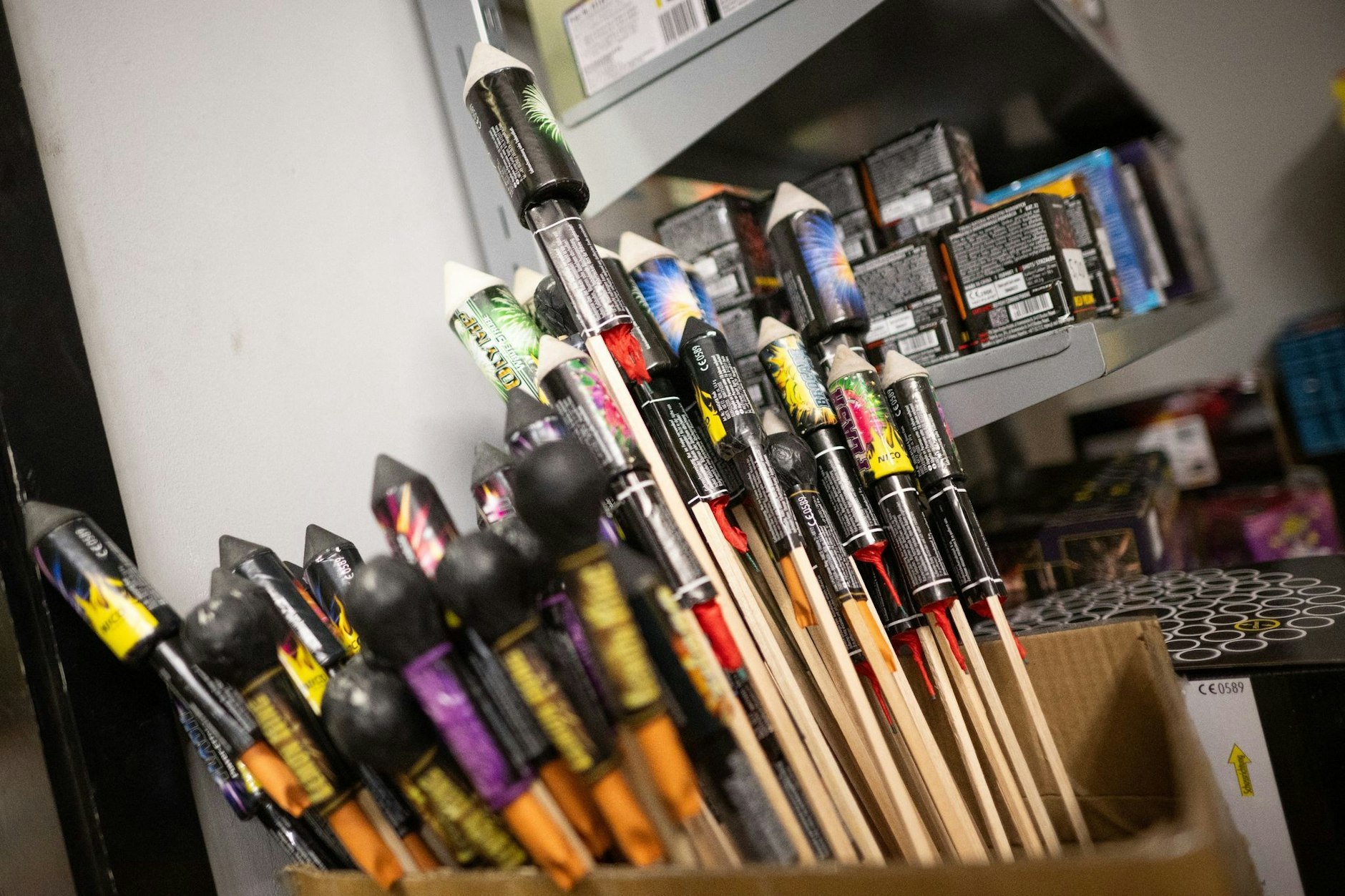 Raketen stehen in einem Geschäft, der Verkauf darf erst am 29. Dezember starten.