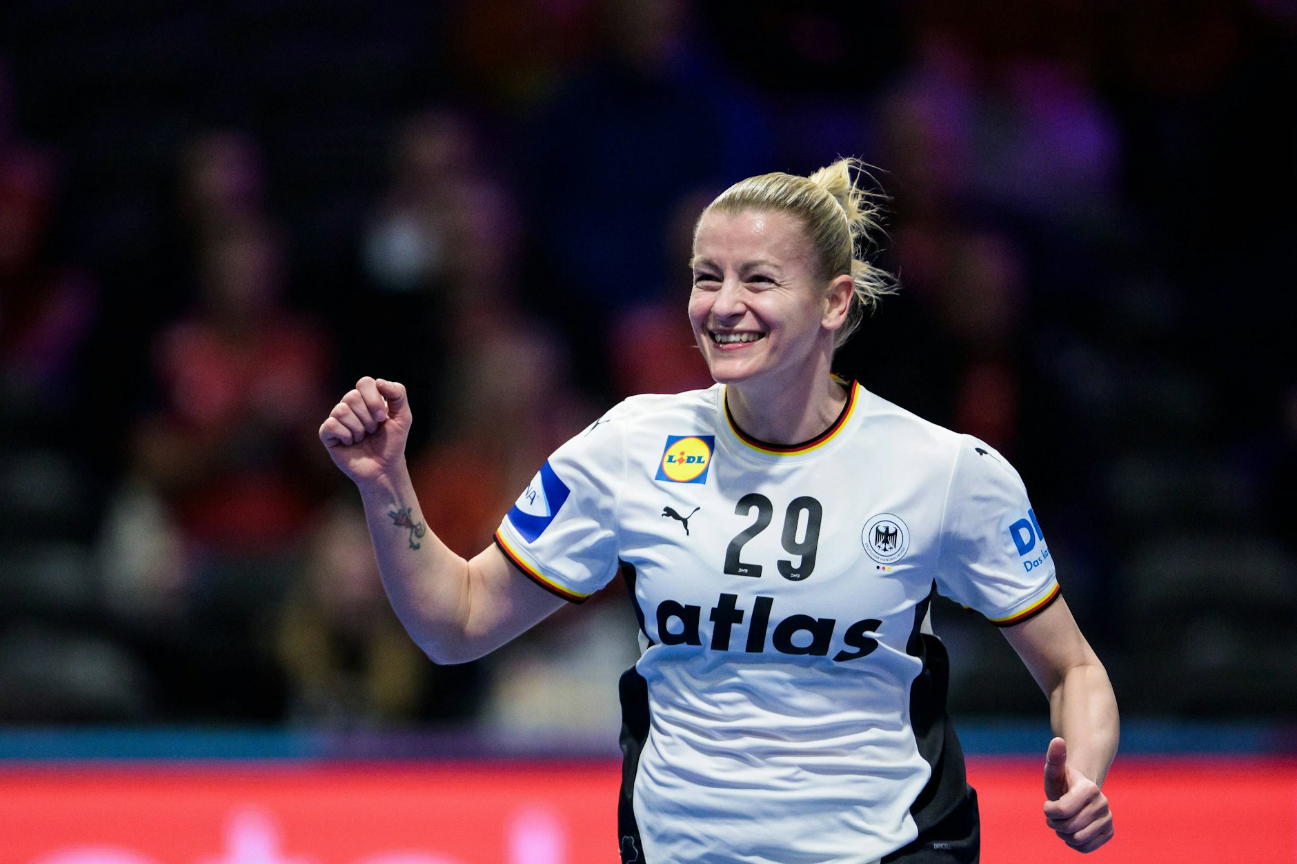 Ihre Karriere in der Handball-Nationalmannschaft der Frauen begann zu einem Zeitpunkt, wo andere schon wieder aufhören. Mit 28 Jahren. Mit 37 Jahren ist sie die wichtigste Spielerin, als Torschützin, als Kapitänin.