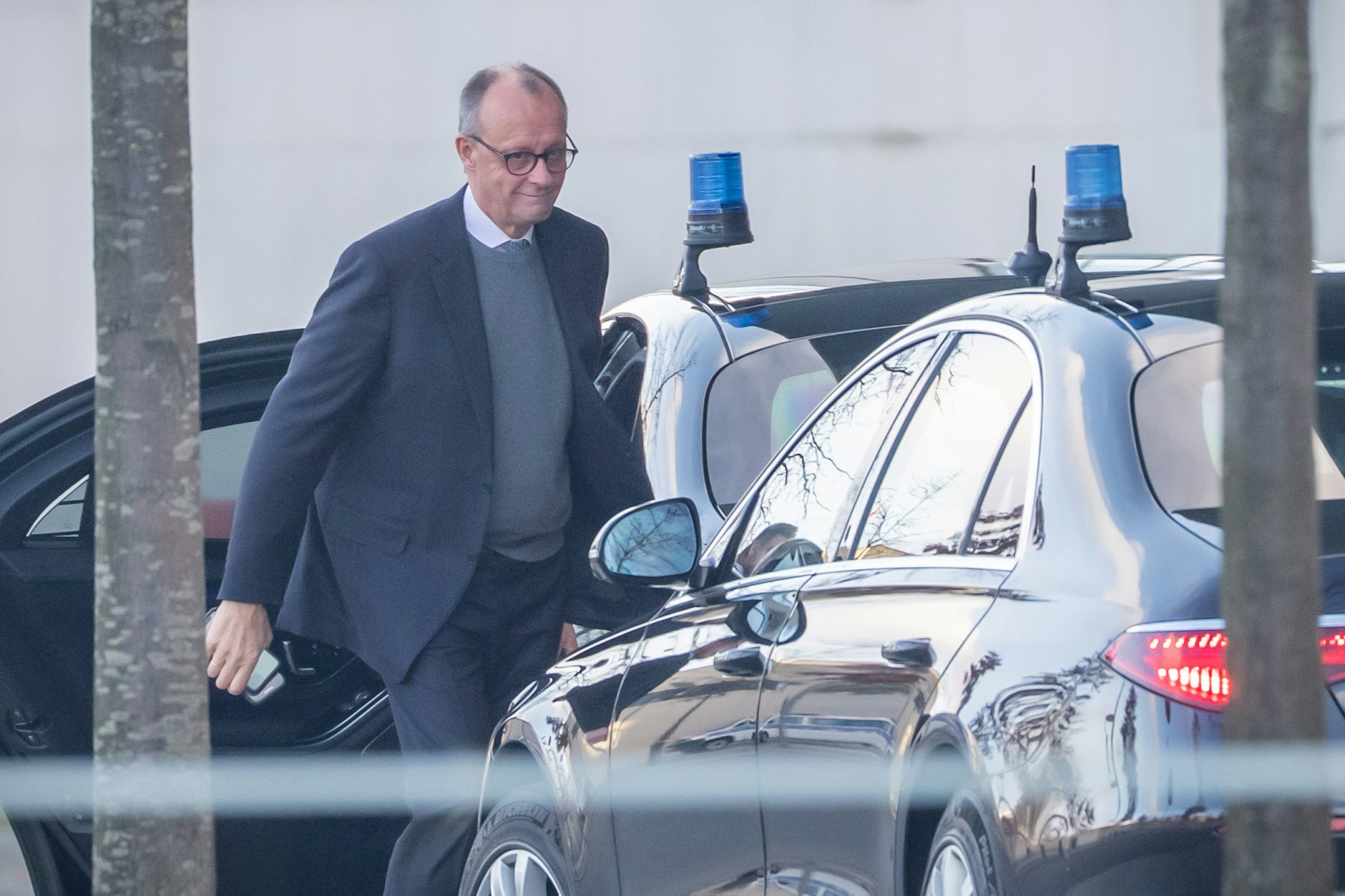 Bundeskanzler Friedrich Merz (CDU) kommt vor den Ukraine-Beratungen im Kanzleramt an. Die zwischen Vertretern der USA und der Ukraine geführten Gespräche über ein Ende des russischen Angriffskriegs werden heute in Berlin mit europäischer Beteiligung fortgesetzt.