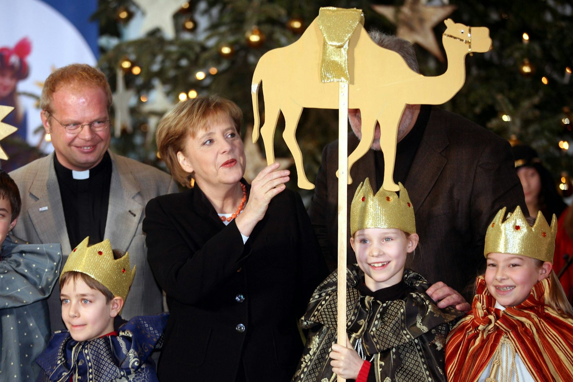 Angela Merkel empfängt im Jahr 2005 als Bundeskanzlerin die Sternsinger verschiedener Diözesen aus Deutschland in Berlin.