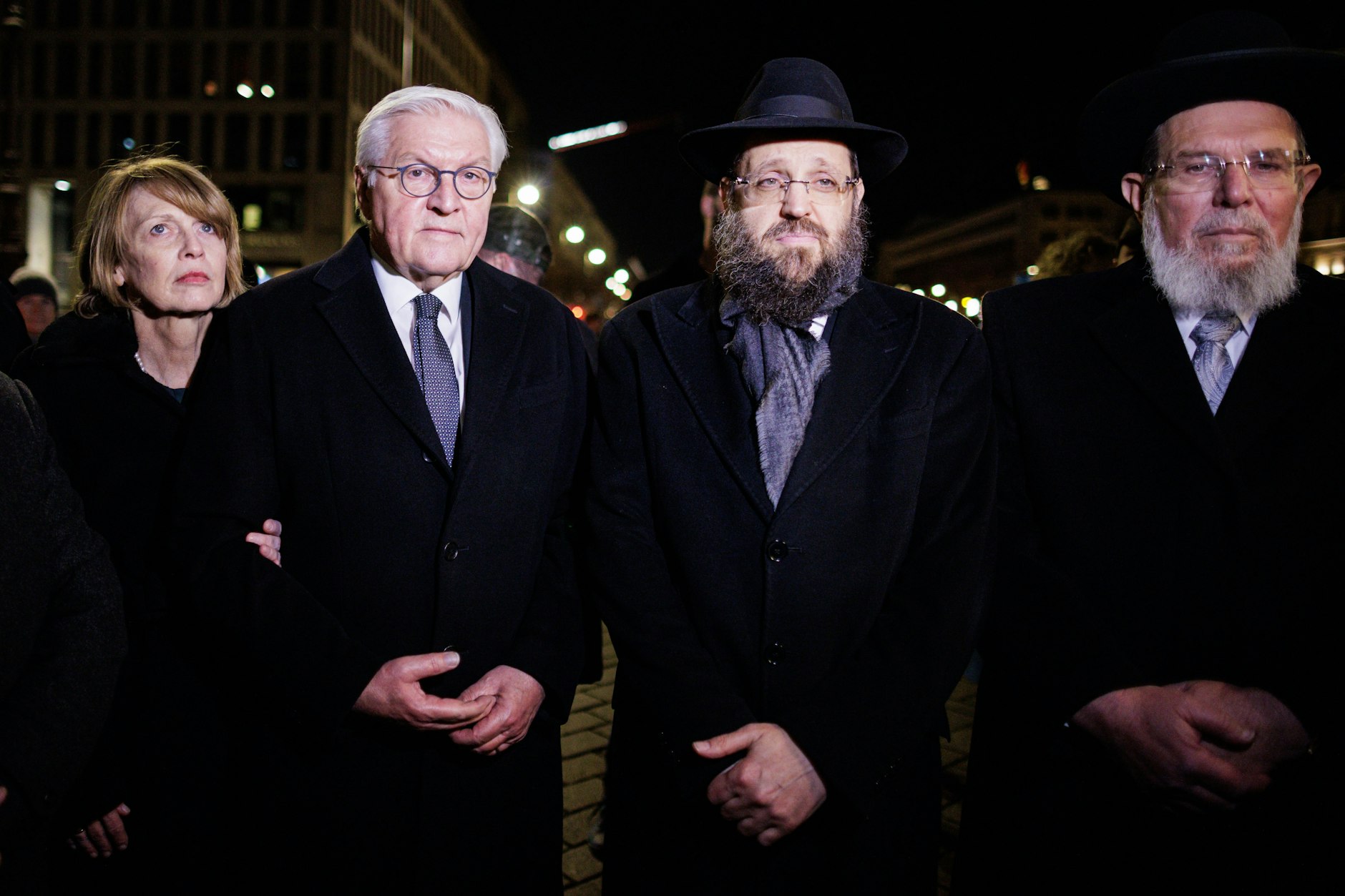 Elke Büdenbender (l-r), Bundespräsident Frank-Walter Steinmeier, Rabbiner Yehuda Teichtal und Kalman Meir Ber, Oberrabbiner des Staates Israel, kommen zu der Zeremonie für das Anzünden der ersten Kerze des Chanukka-Leuchters auf dem Pariser Platz vor dem Brandenburg Tor anlässlich der beginnenden Chanukka-Feiertage.