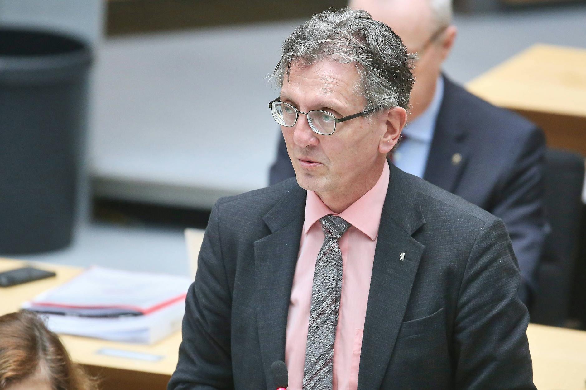 Bausenator Christian Gaebler (SPD) bekommt jetzt auch Kritik aus der eigenen Behörde.