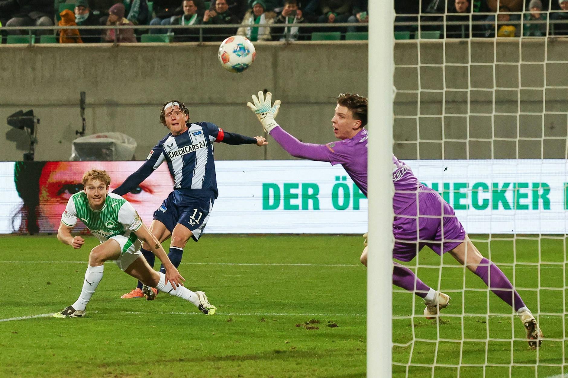 Wunderschön ins Tor reingeschlenzt! Doch Fabian Reese jubelte bei seinem ersten Tor in Fürth zu früh. Es wurde mit einer absurden Begründung aberkannt.