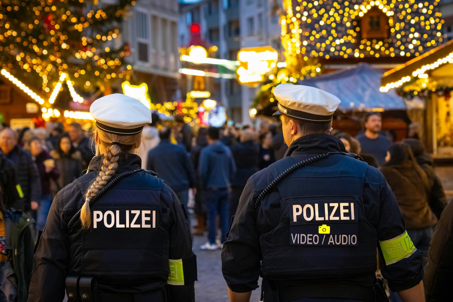 Wegen möglicher Anschläge wurden in ganz Deutschland die Sicherheitsmaßnahmen auf Weihnachtsmärkten verschärft (Symbolfoto).
