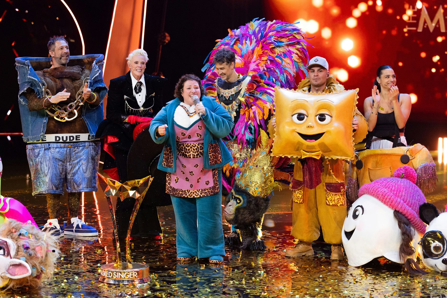 Meltem Kaptan steht im Finale der ProSieben-Show „The Masked Singer“ mit den anderen Kandidaten auf der Bühne.