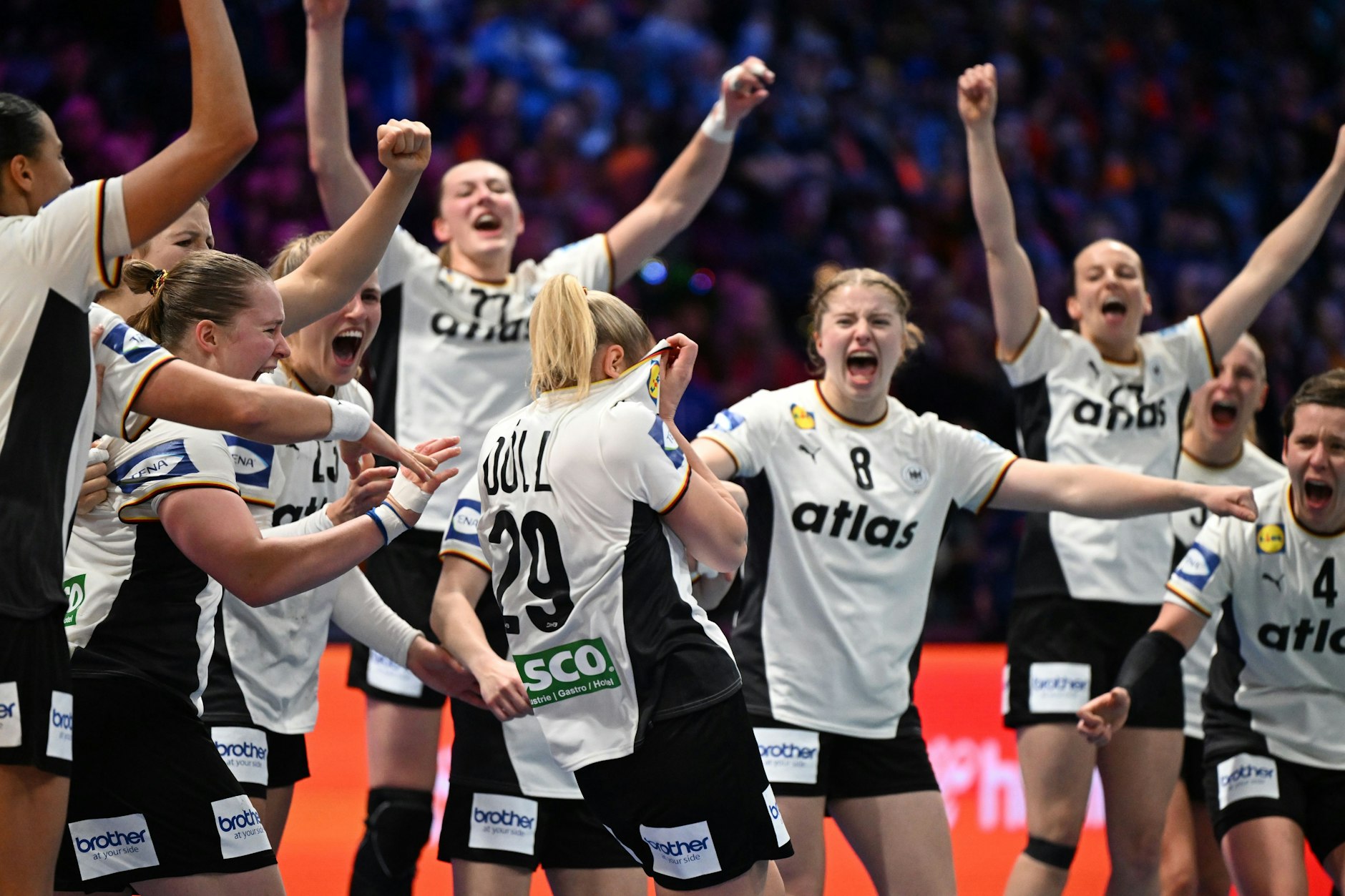 Emotionen nach dem Halbfinal-Sieg gegen den Favoriten Frankreich: Antje Döll (Mitte) und ihre Mitspielerinnen jubeln nach dem Sieg.