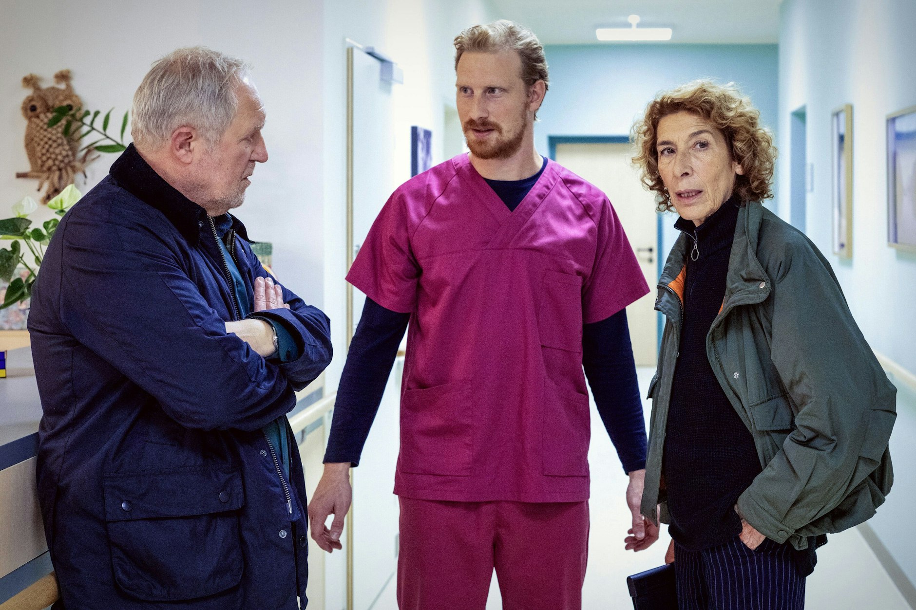 Pfleger Horst (Michael Edlinger, M.) zählt für die Ermittler Moritz Eisner (Harald Krassnitzer) und Bibi Fellner (Adele Neuhauser) zu den Tatverdächtigen.