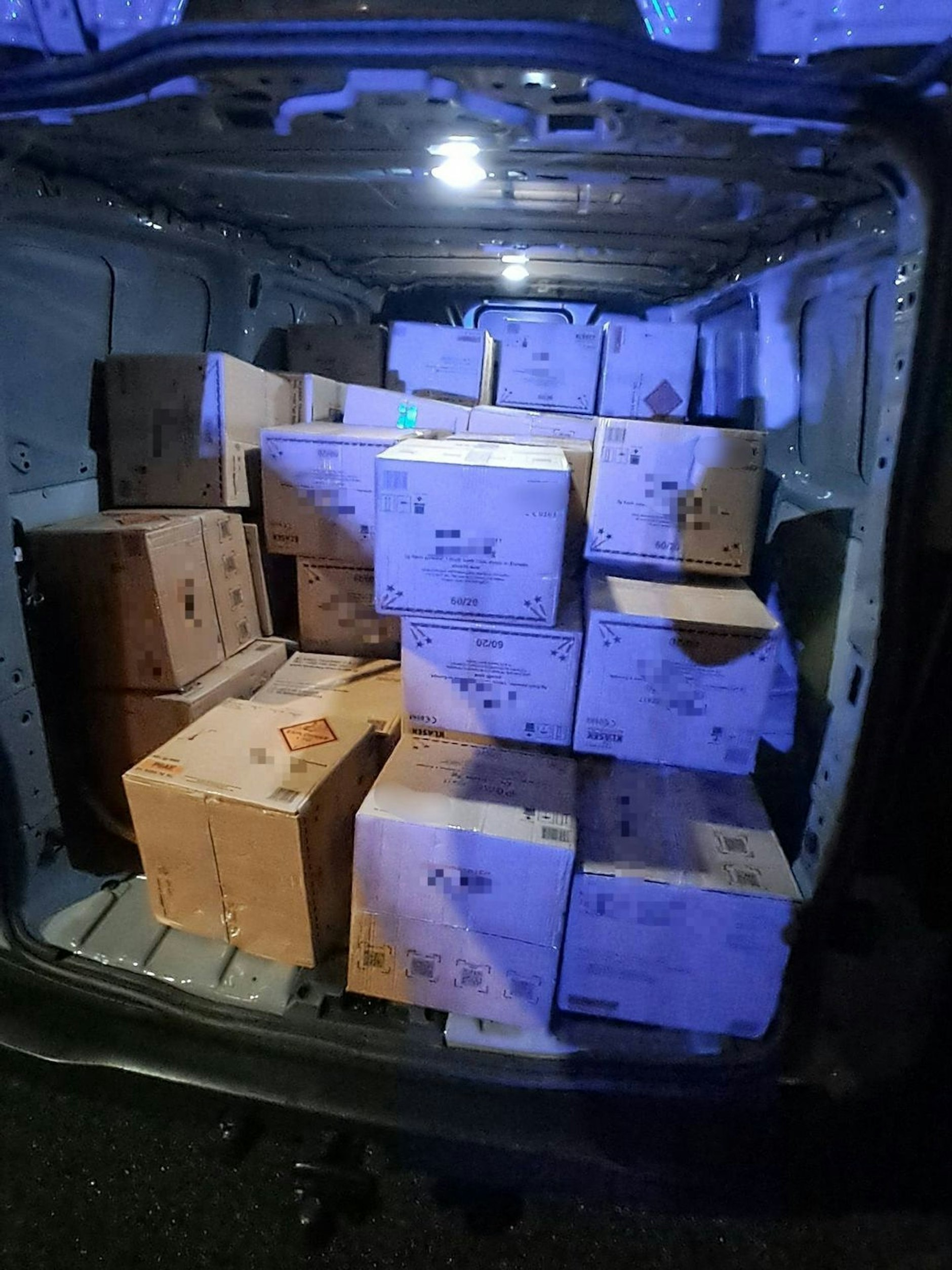 Die Polizei Berlin hat 1,3 Tonnen Pyrotechnik in einem Transporter beschlagnahmt und den Fahrer festgenommen.