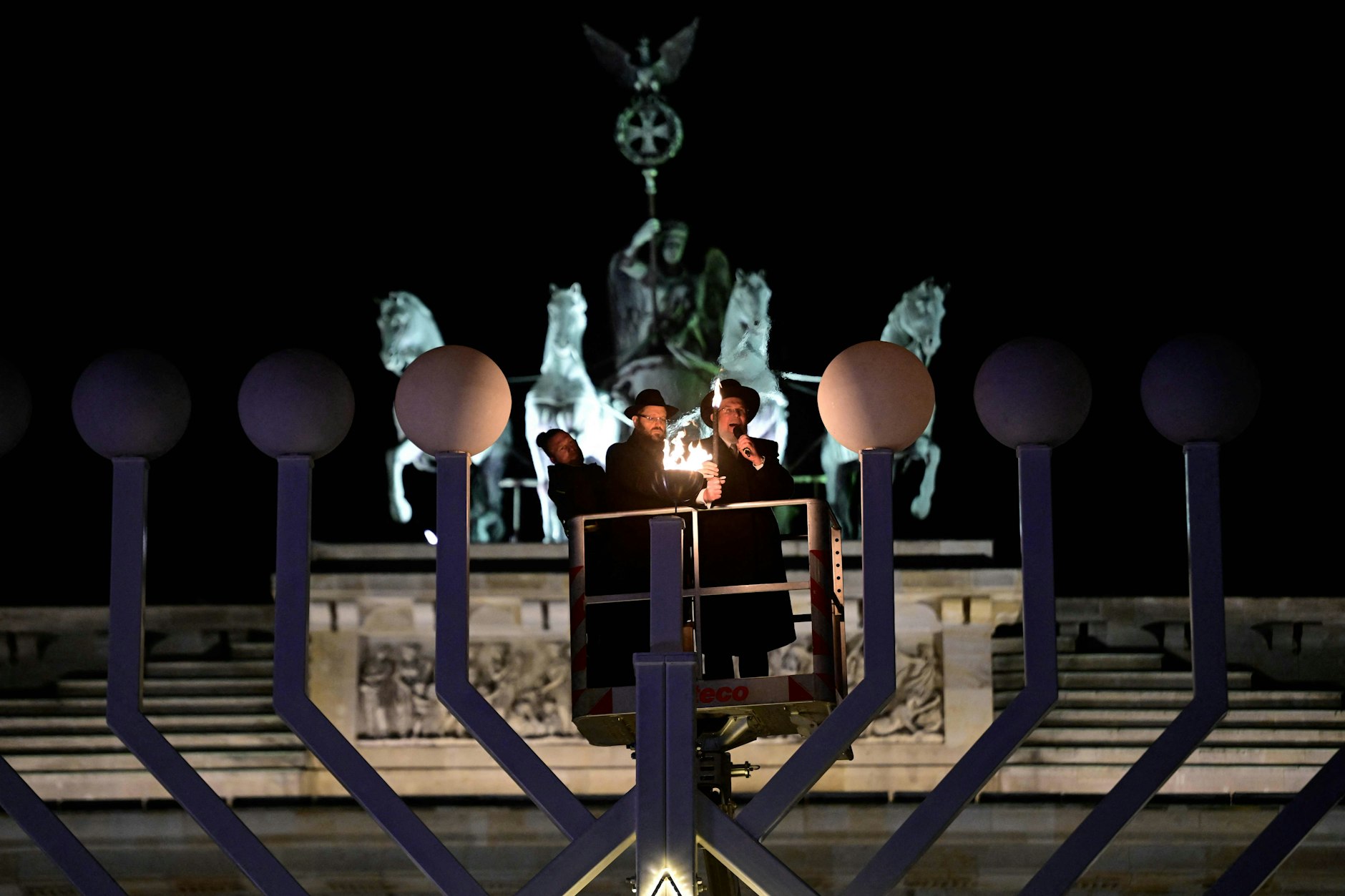 Entzündung des ersten Lichtes durch Rabbi Yehuda Teichtal (li) und den israelischen Oberrabbiner Kalman Meir Ber am Brandenburger Tor.