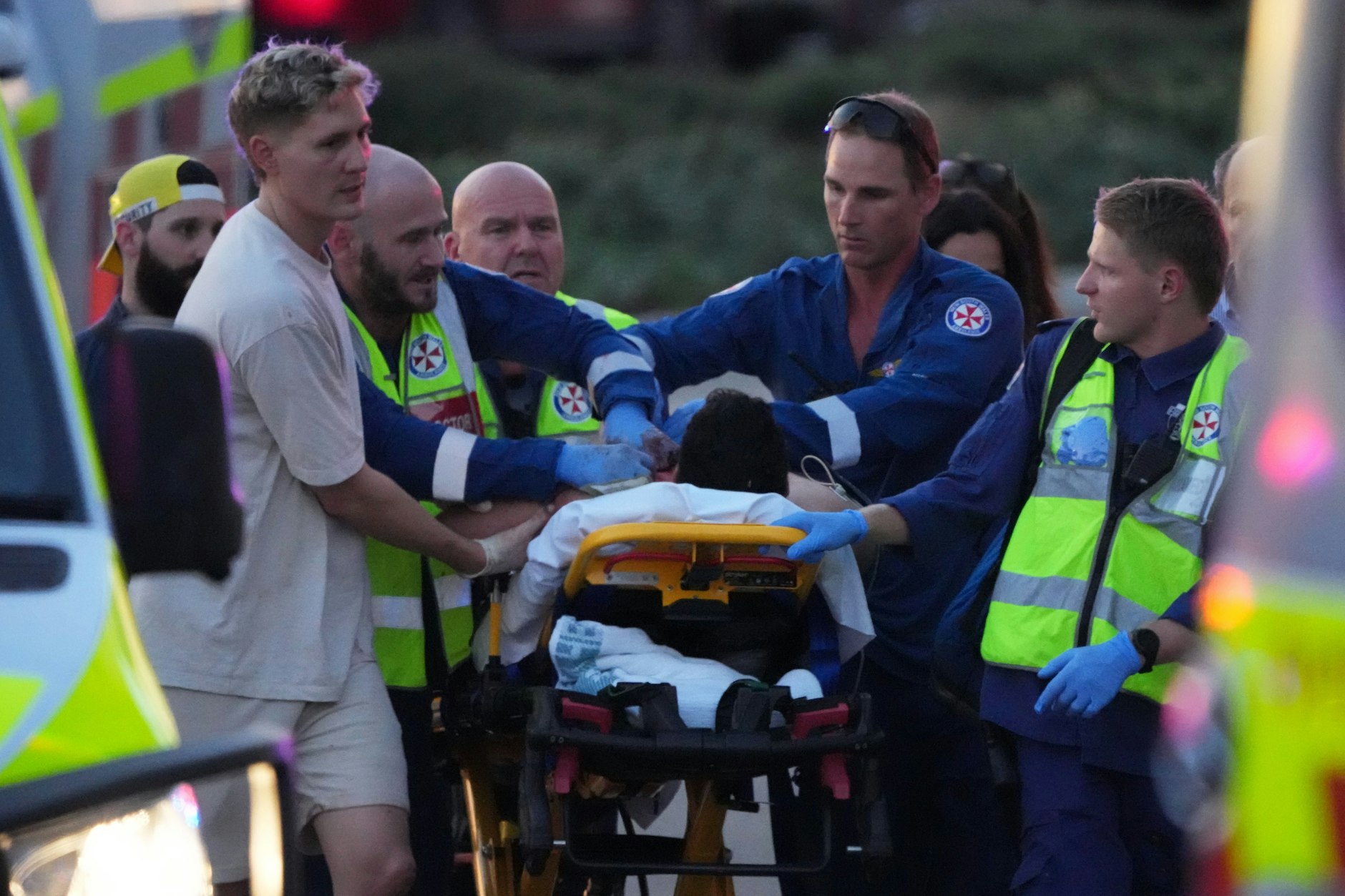 Rettungskräfte versorgen einen Verletzten nach den Schüssen am Bondi Beach in Sydney.