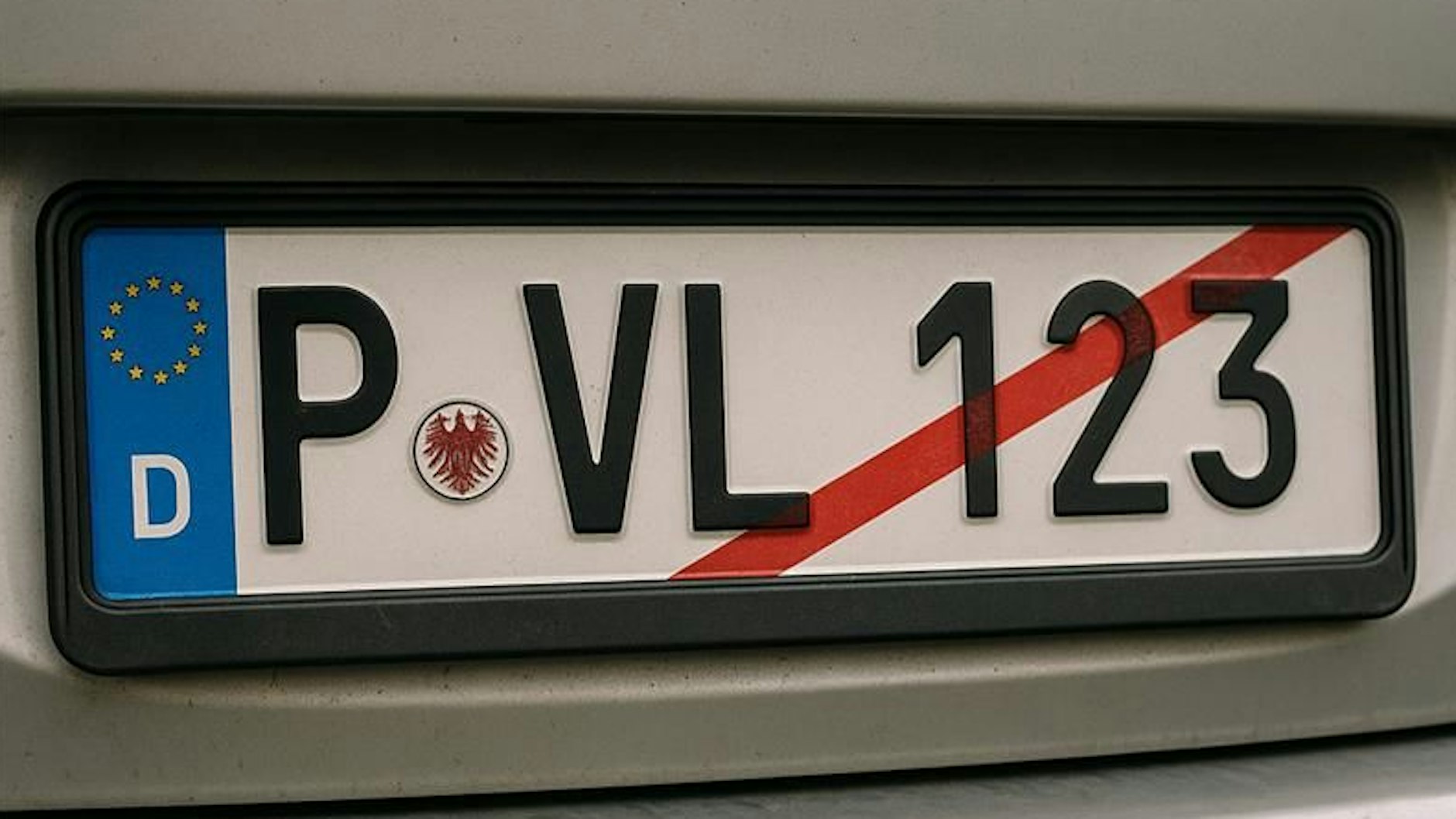 Dieses Kennzeichen wäre in Brandenburg nicht zulässig: Die Buchstabenkombination „VL“ steht auf der Sperrliste der Zulassungsbehörden.