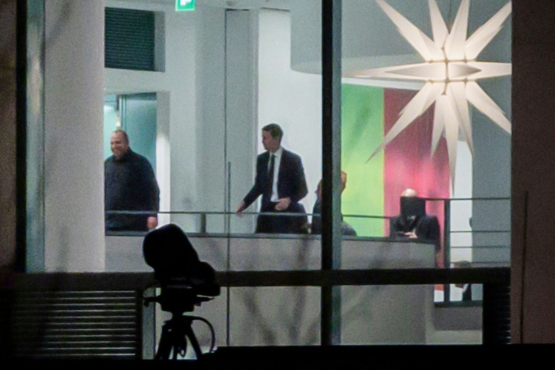 Rustem Umjerow (l.), ehemaliger ukrainischer Verteidigungsminister, und Jared Kushner (M.), Schwiegersohn von US-Präsident Trump, im Bundeskanzleramt. Am Abend berieten der ukrainische Präsident Selenskyj, seine Unterhändler und die US-Delegation zunächst unter sich über das weitere Vorgehen in den Verhandlungen über einen Waffenstillstand in der Ukraine.