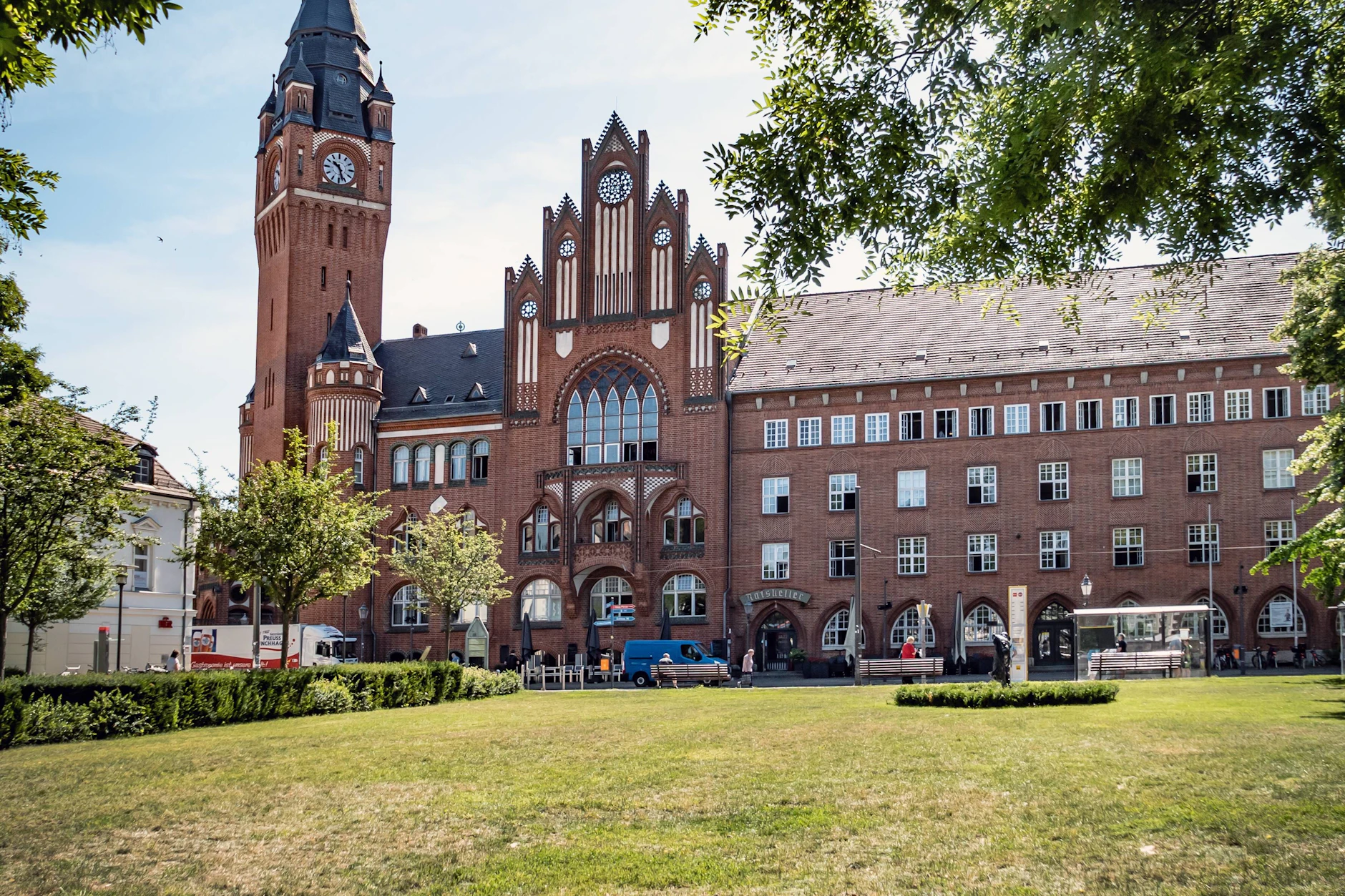 Im Rathaus Köpenick spielte sich eine andere bekannte Geschichte ab, die vom Streich des Hauptmanns von Köpenick.