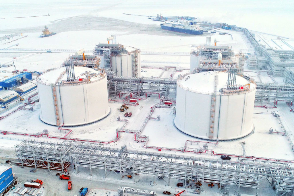 Arctic LNG 2 verfügt aktuell über zwei Produktionslinien mit einer geschätzten Jahreskapazität von rund 13,2 Millionen Tonnen LNG.