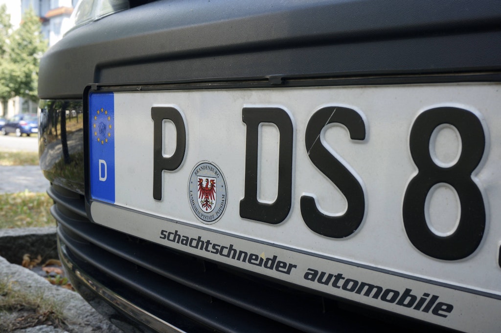 Kfz-Kennzeichen-in-Brandenburg-Das-steckt-hinter-Vicky-Leandros-Verbot