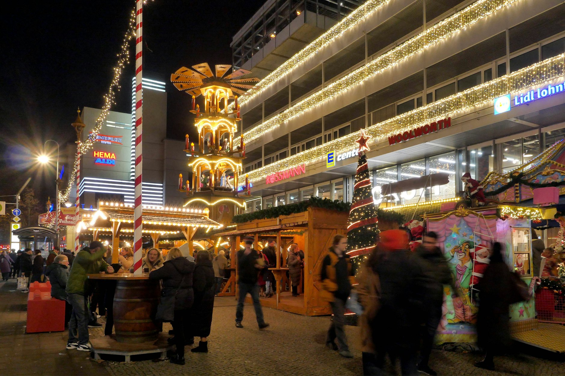 Der Weihnachtsmarkt vor dem Forum Steglitz in der Schloßstraße.
