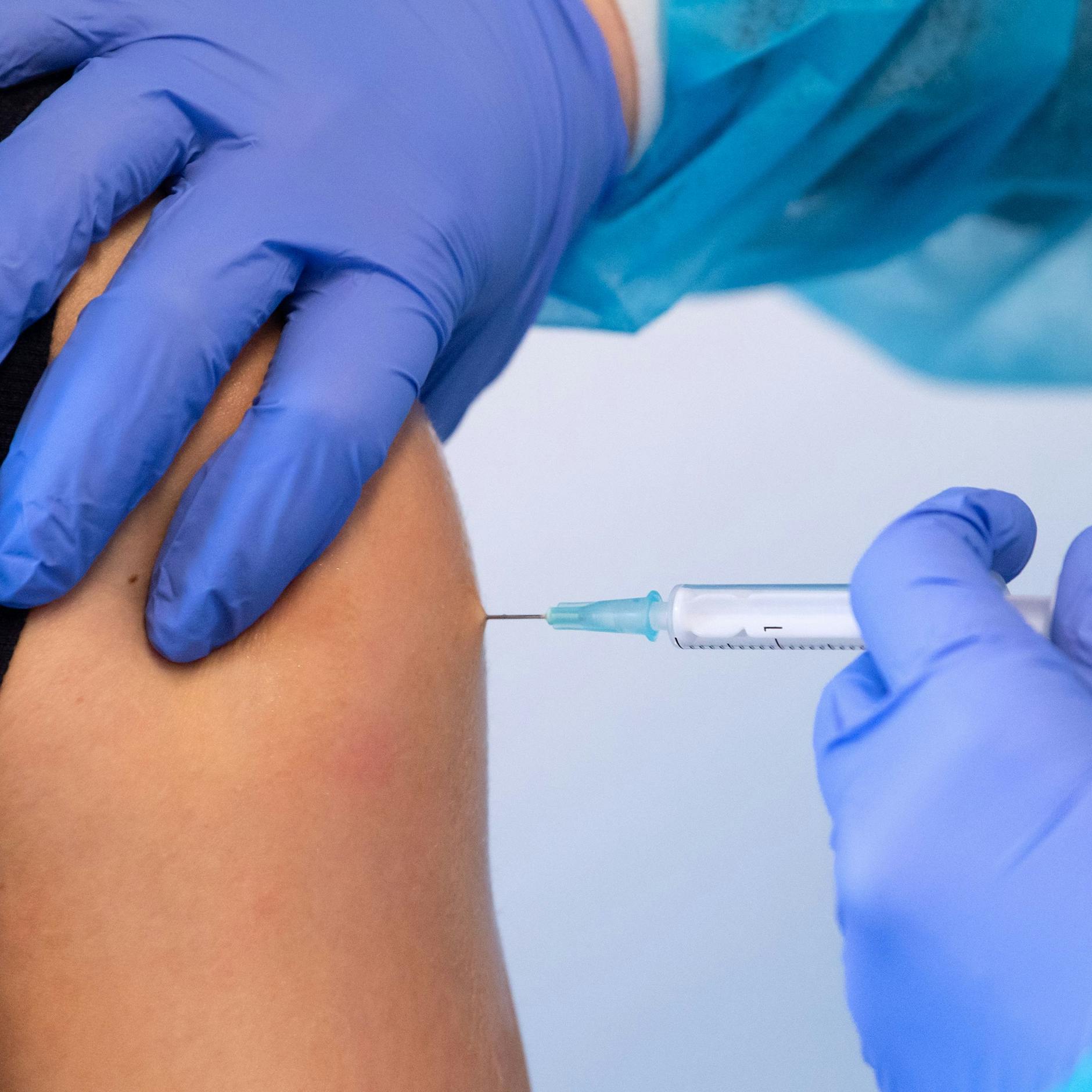 Image - BGH prüft Ansprüche bei Corona-Impfschäden: Wann Pharmakonzerne bei Impfschäden zahlen müssen