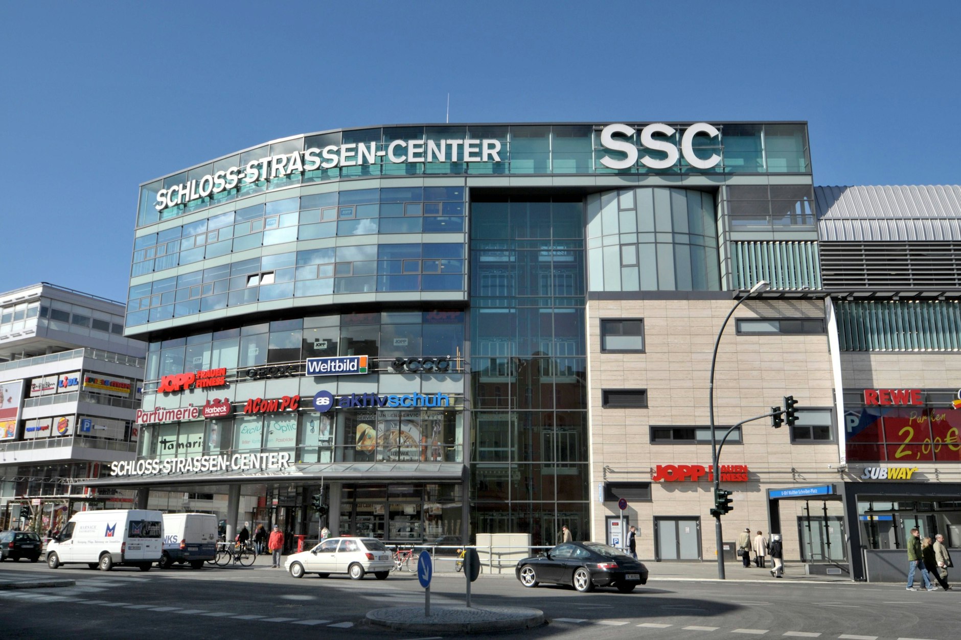 In dem Schloss-Straßen-Center in Steglitz gibt es mehr als 80 Einkaufsläden.