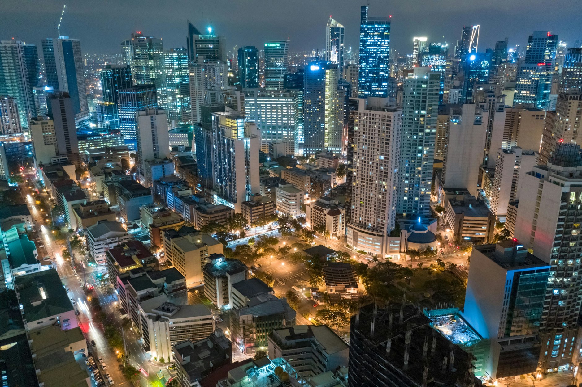 Die Skyline von Manila bei Nacht.