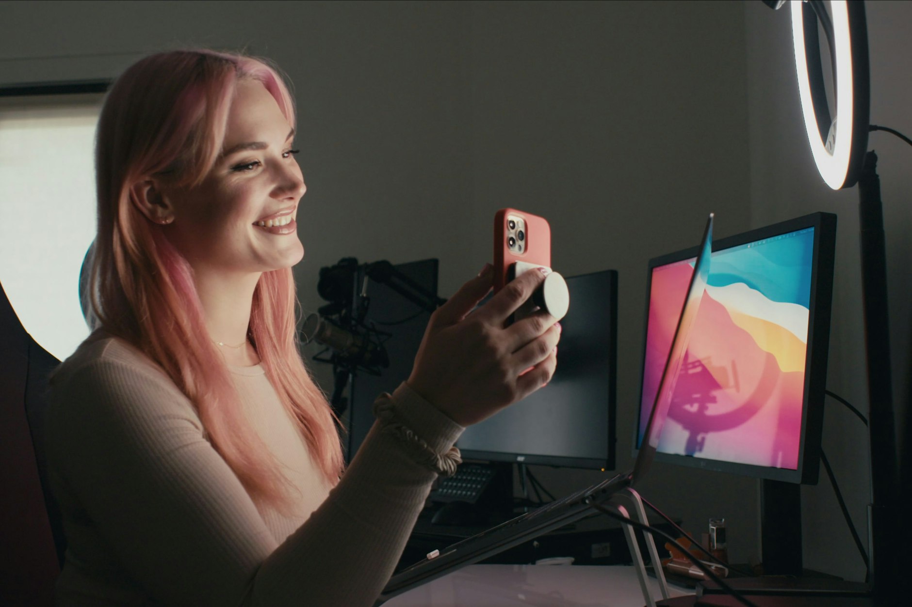 Eine Szene aus der Netflix-Dokumentation „Money Shot“ zeigt eine Frau am Laptop – der Film beleuchtet den Wandel von Pornokonsum und digitalen Plattformen.