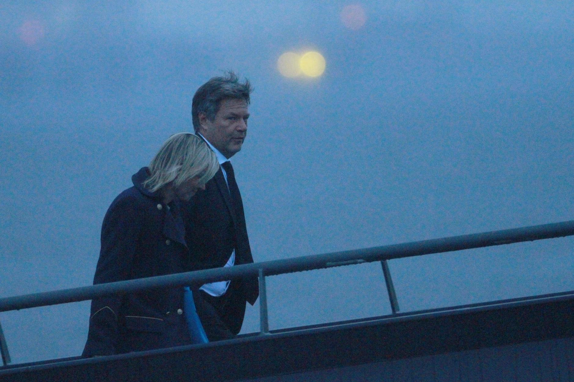 Robert Habeck verlässt eine Fähre im Hamburger Hafen - ganz ungehindert.