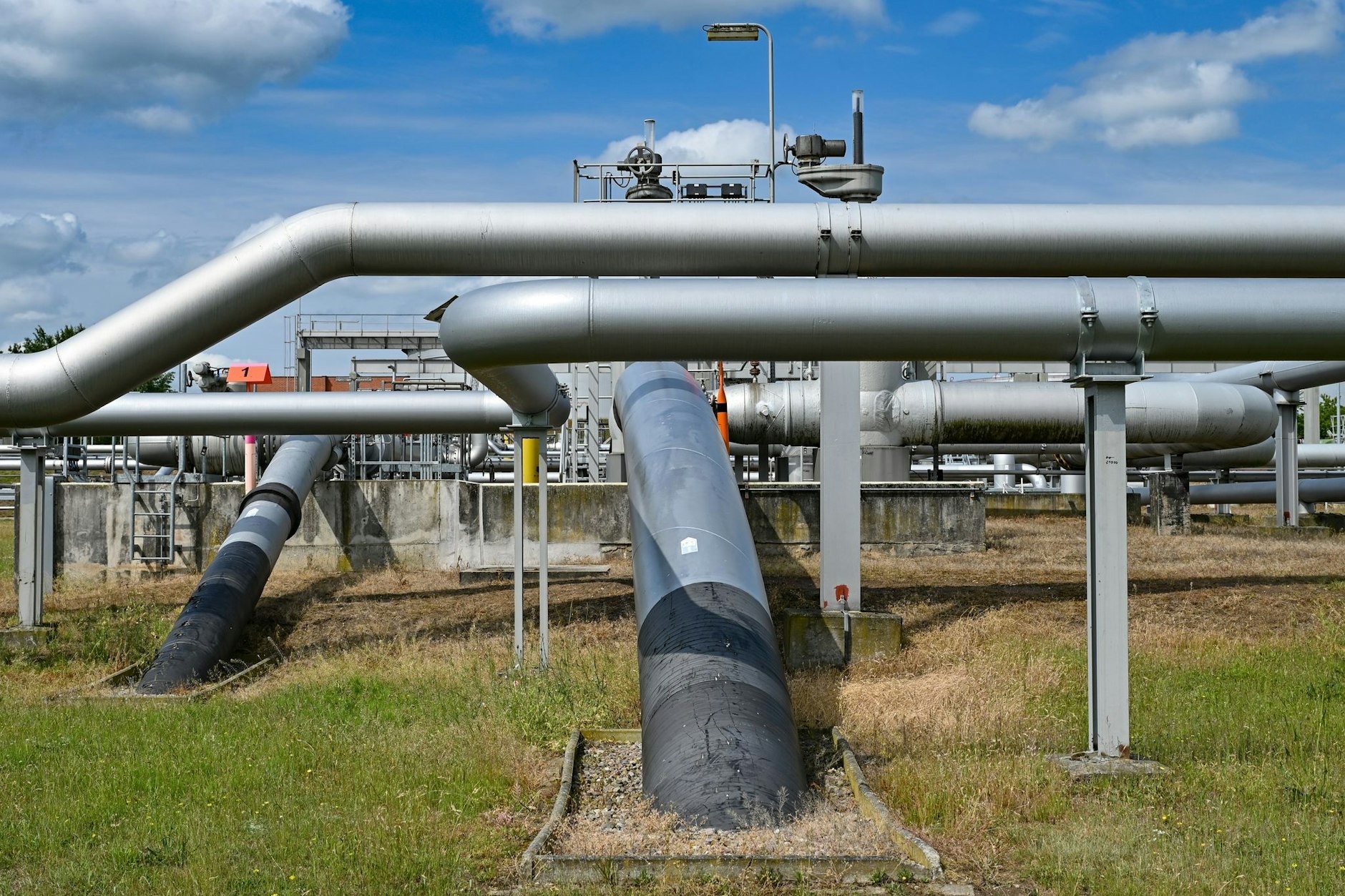 Die Deutsche Umwelthilfe wirft dem Unternehmen PCK vor, eine Öl-Pipeline ohne die erforderliche Genehmigung zu betreiben.