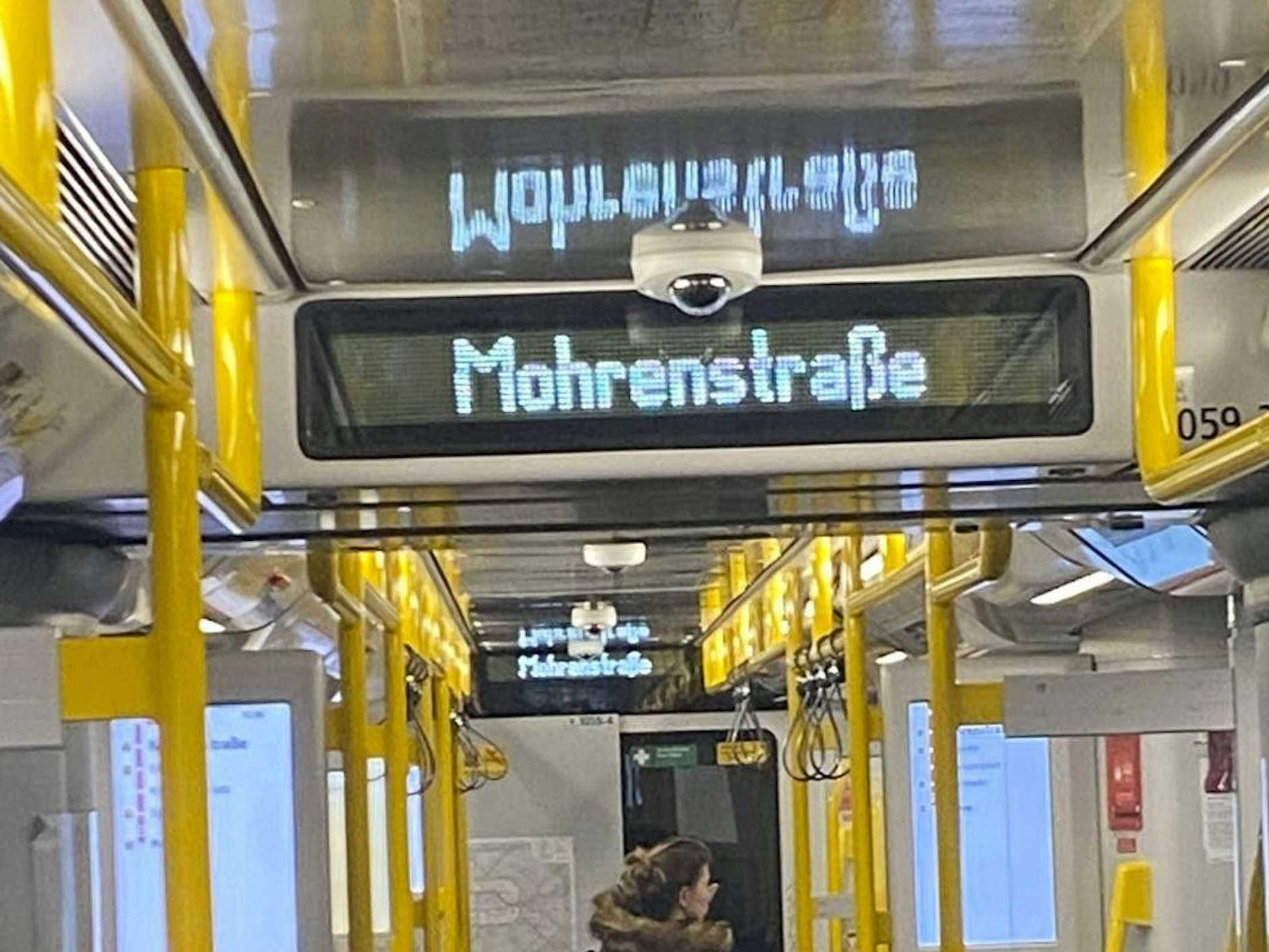 Das sollte jetzt eigentlich nicht mehr passieren: In einer U-Bahn der BVG wird die Station Mohrenstraße angezeigt, obwohl es sie nicht mehr gibt. Das Foto wurde am 15. Dezember um 12.36 Uhr aufgenommen.