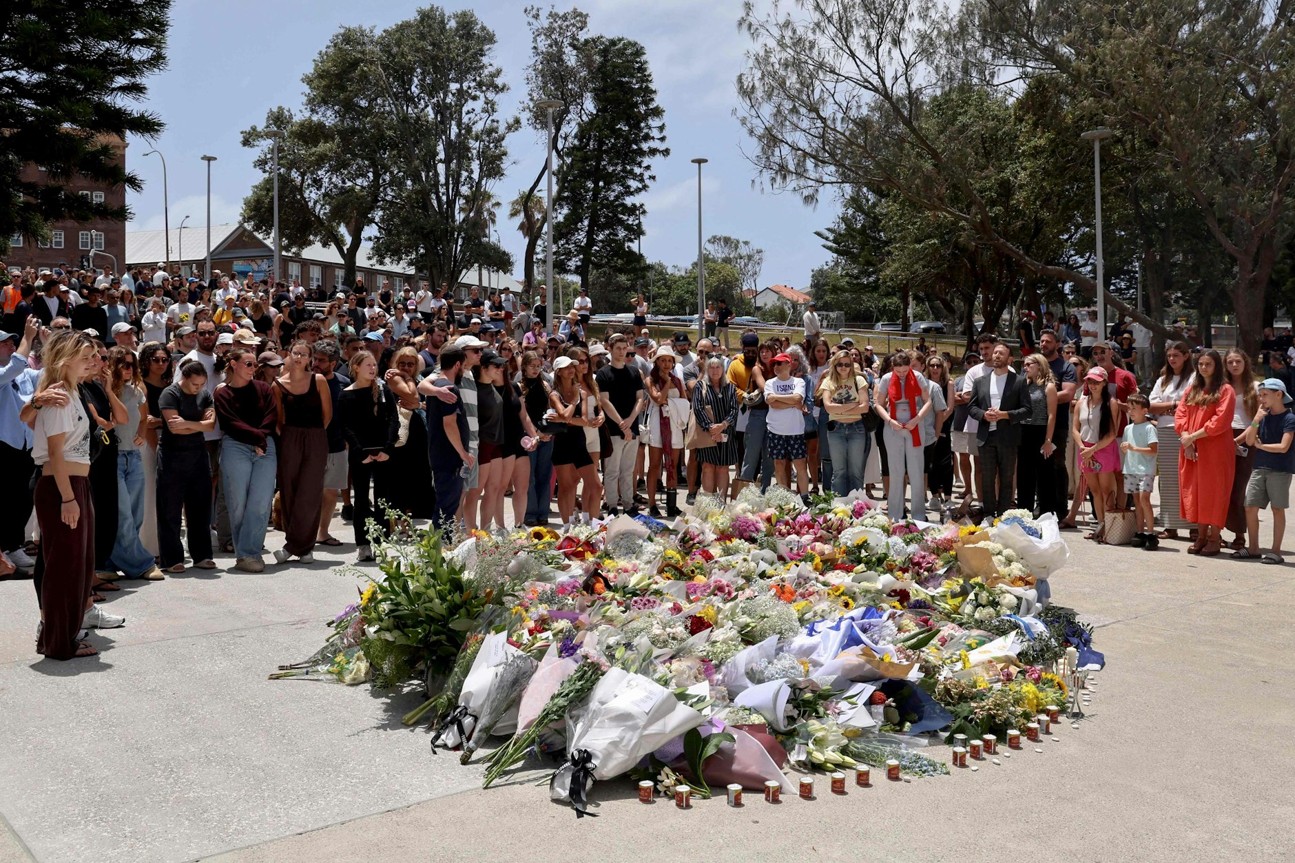 Stille nach dem Horror: Hunderte Menschen versammeln sich am Bondi Beach, um der Opfer des antisemitischen Terroranschlags zu gedenken.
