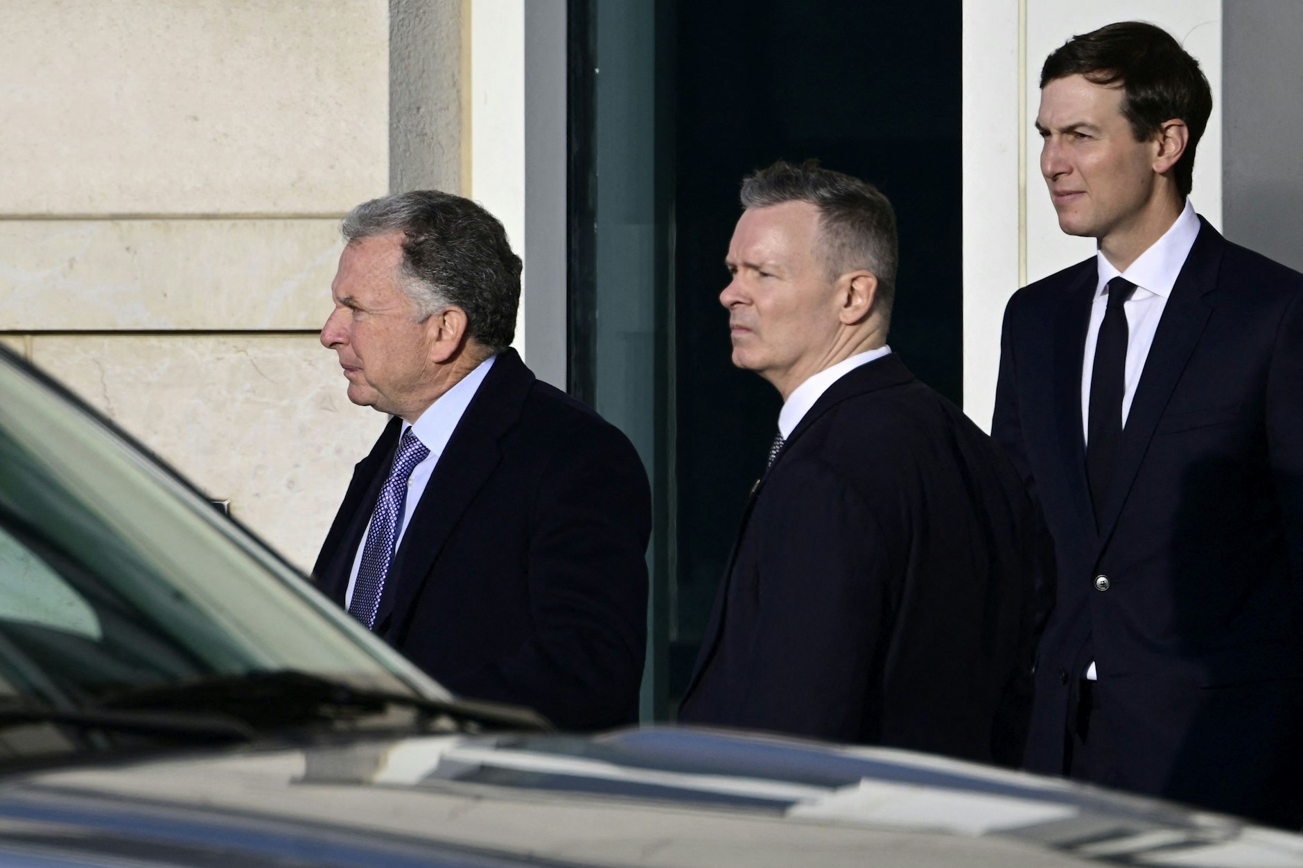 Der Schwiegersohn von US-Präsident Donald Trump, Jared Kushner (r.), und der US-Sondergesandte Steve Witkoff (l.) verlassen das Hotel Adlon in Berlin.