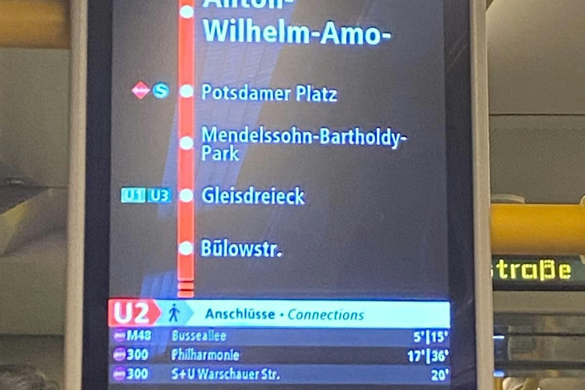 Anton-Wilhelm-Amo-Straße leuchtet auf der Stationstafel in dieser U-Bahn auf. Aus diesem Zug hat die BVG die Mohrenstraße für immer verbannt.