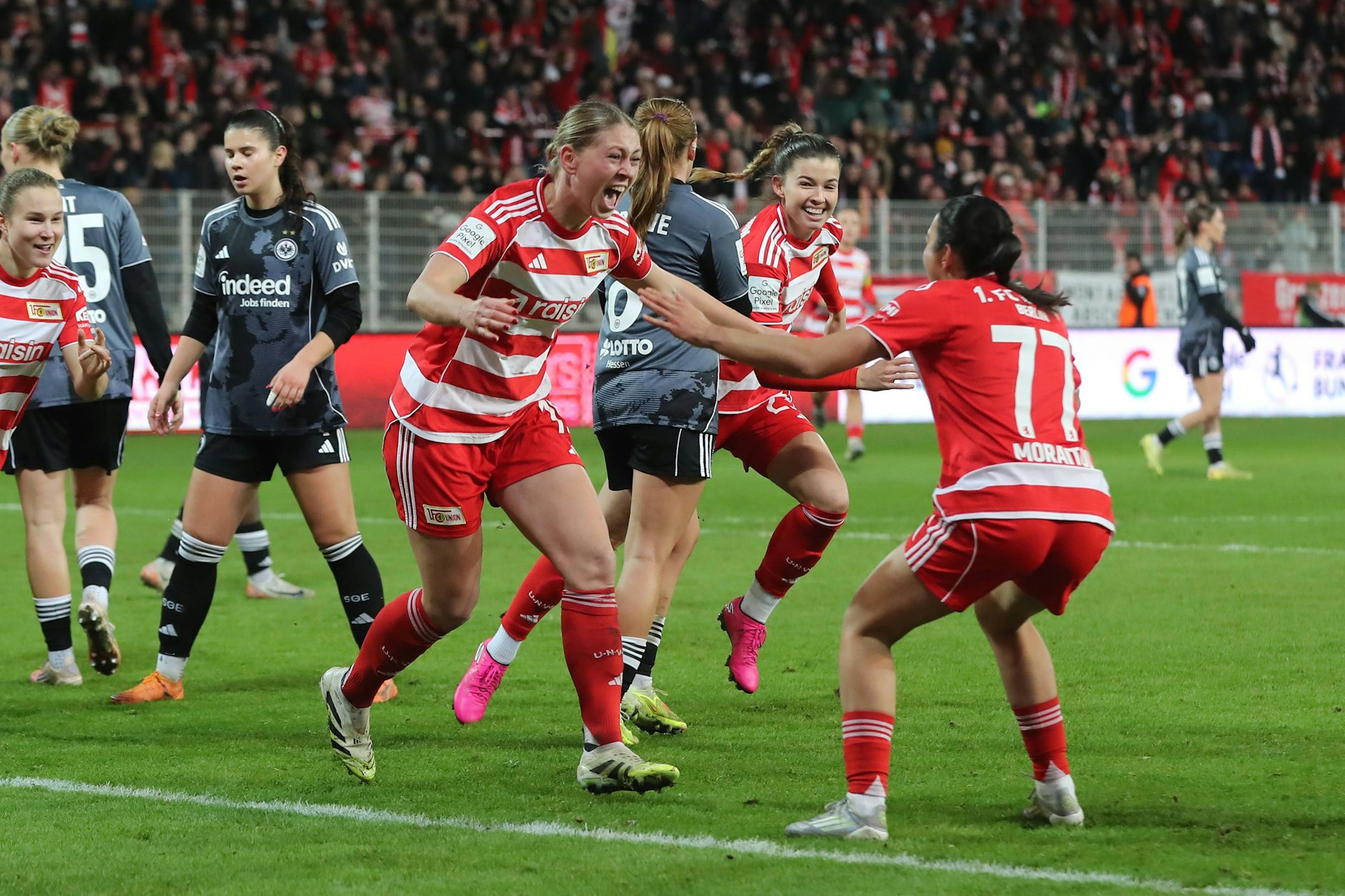Samantha Steuerwald (Mitte) jubelt über ihr Tor zum zwischenzeitlichen Ausgleich des 1. FC Union Berlin gegen Eintracht Frankfurt.