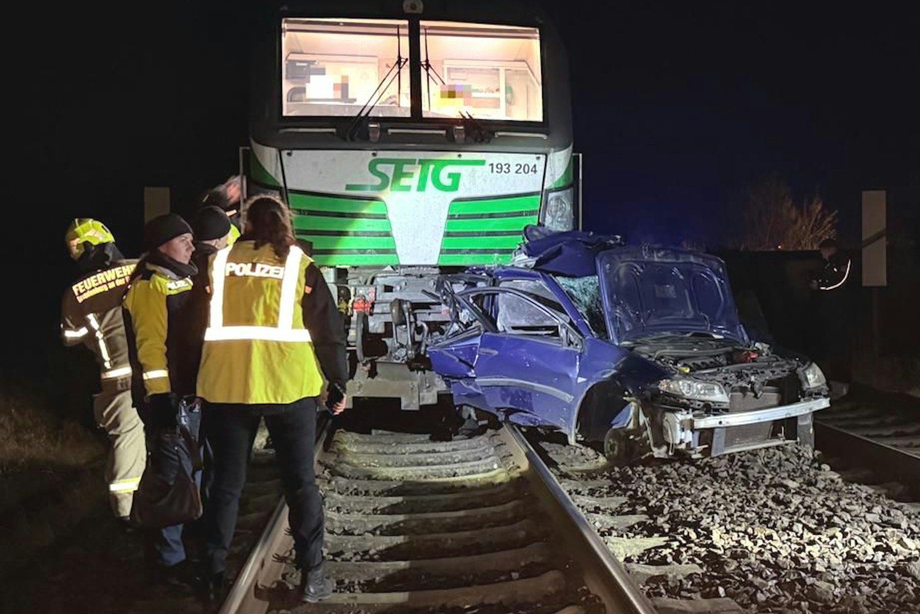 Der total zerstörte Pkw wurde vom Güterzug Hunderte Meter vor sich her geschoben. Die Fahrerin starb im Auto.