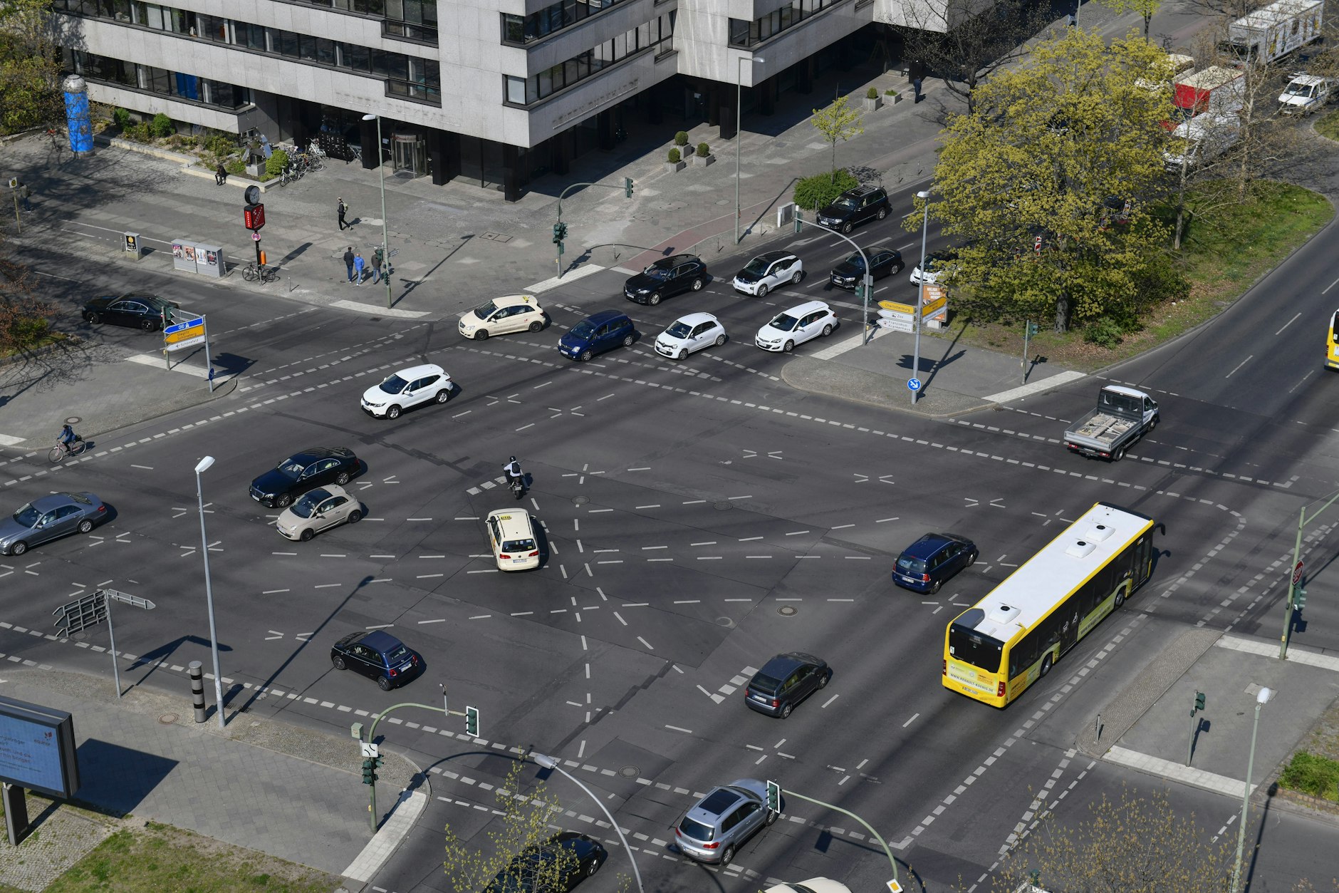 An Straßen wie der Schillstraße sollen neue Busspuren künftig dafür sorgen, dass BVG-Busse schneller durch den dichten Stadtverkehr kommen.