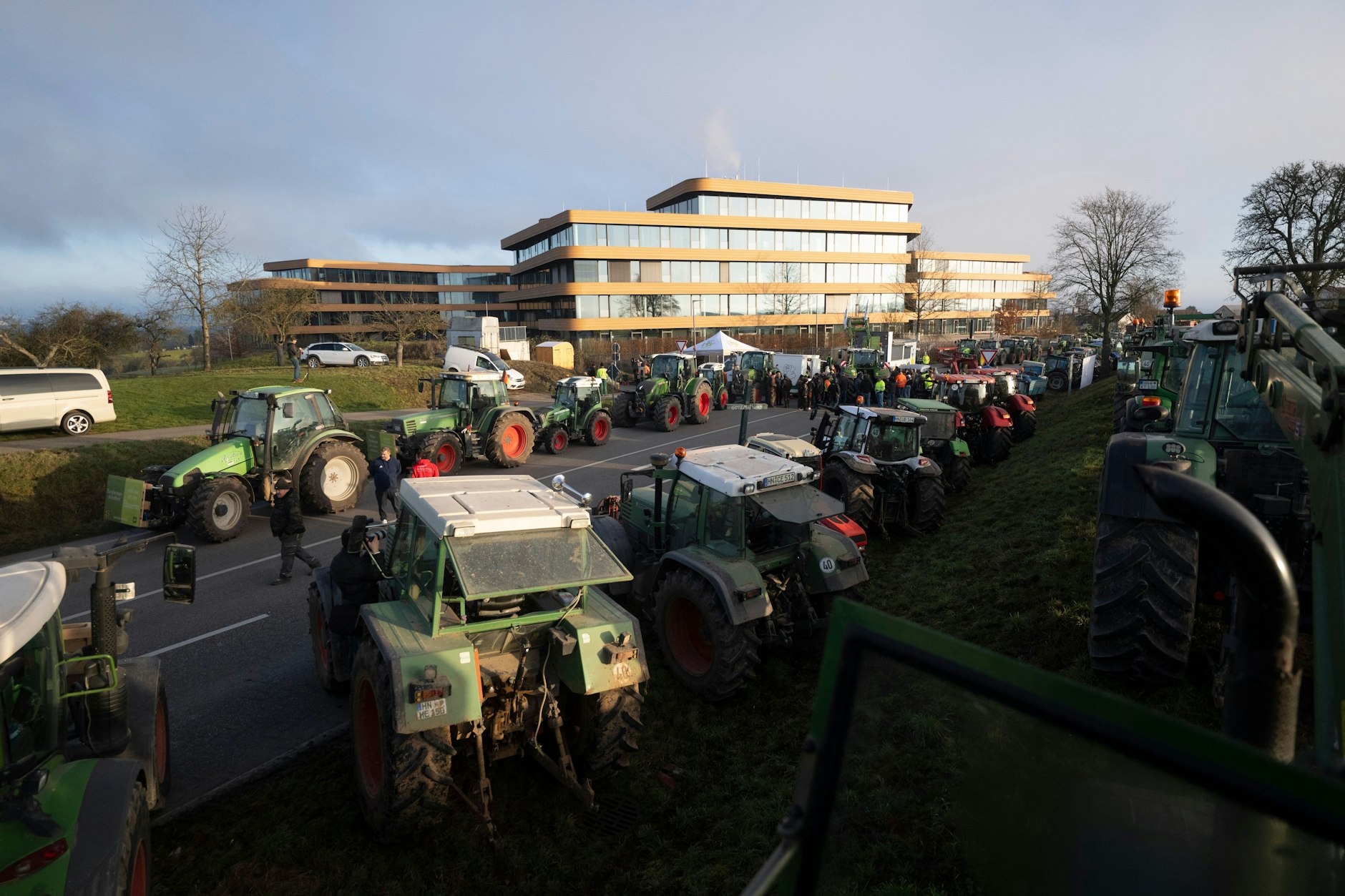 Landwirte demonstrieren mit Traktoren vor der Lidl-Zentrale in Bad Wimpfen, Baden-Württemberg.