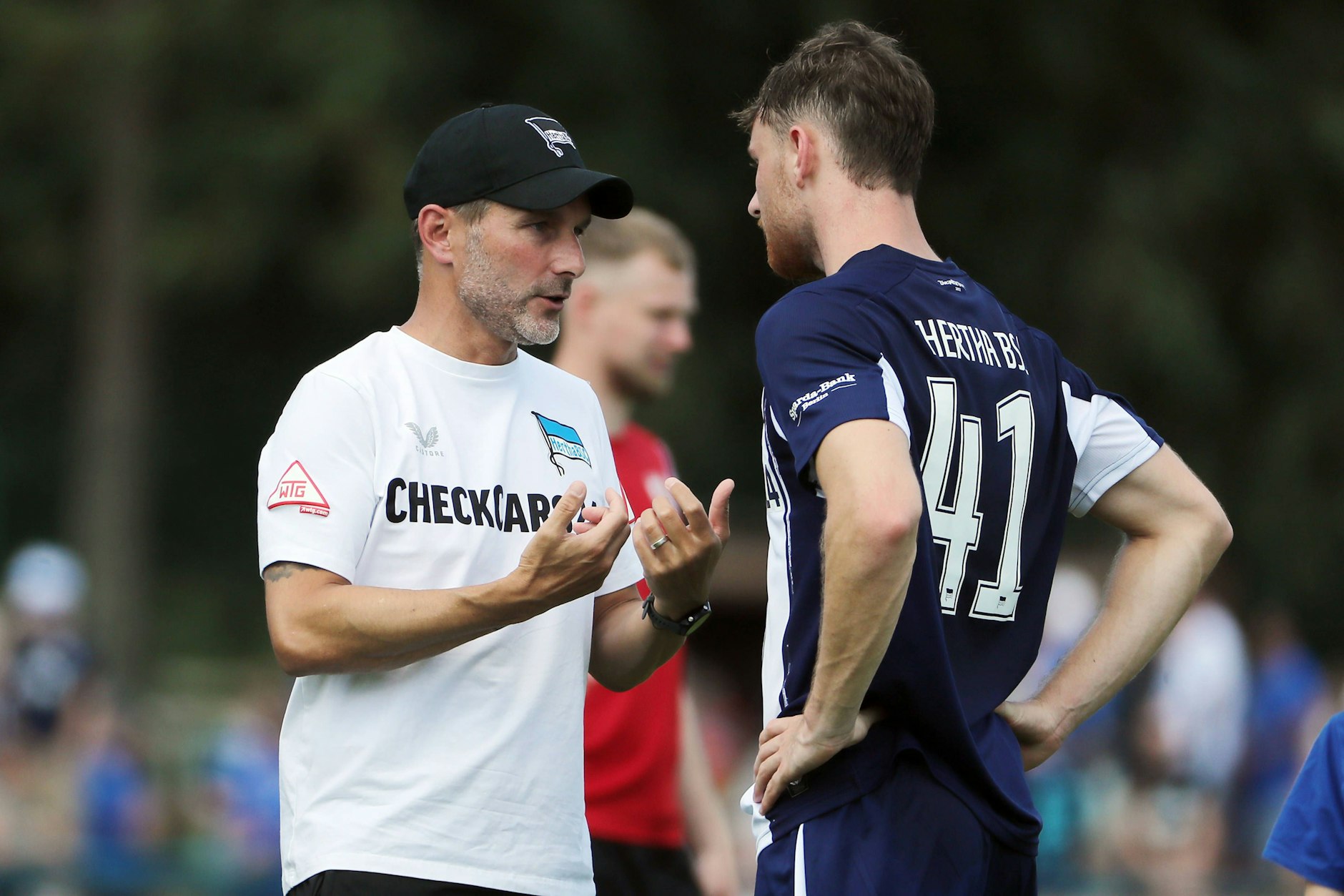 Trainer Stefan Leitl redet in der Sommervorbereitung mit Pascal Klemens, kurz danach musste der Spieler sich einer Knöchel-OP unterziehen.