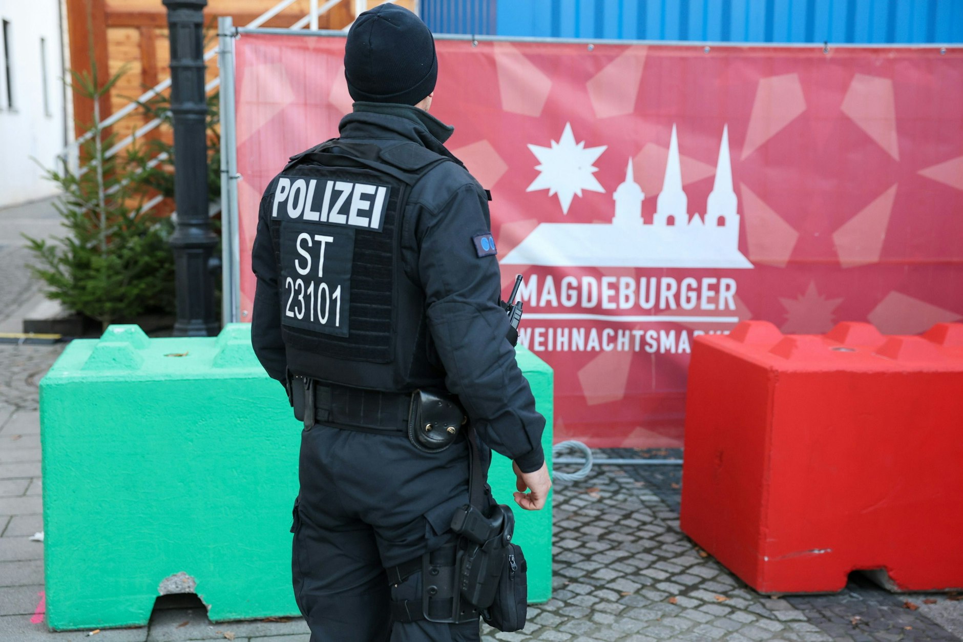 Ein Polizist steht als am Rand des Magdeburger Weihnachtsmarkts. Wurde nun ein Attentat vereitelt?