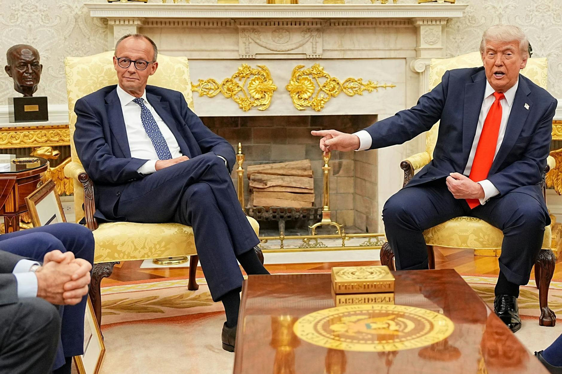 US-Präsident Donald Trump (r.) empfängt Bundeskanzler Friedrich Merz (CDU) im Oval Office im Weißen Haus.