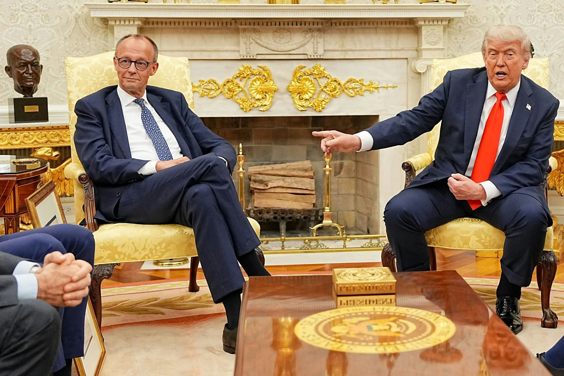 US-Präsident Donald Trump (r.) empfängt Bundeskanzler Friedrich Merz (CDU) im Oval Office im Weißen Haus.