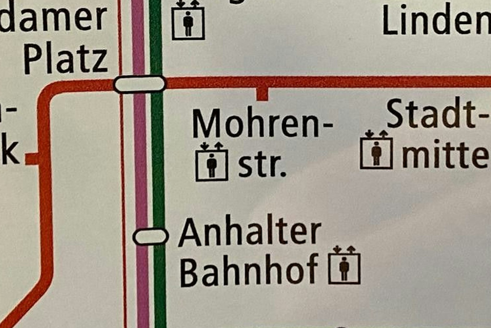Die Mohrenstraße ist auch noch auf einigen Bahnhöfen auf Streckenplänen zu sehen.