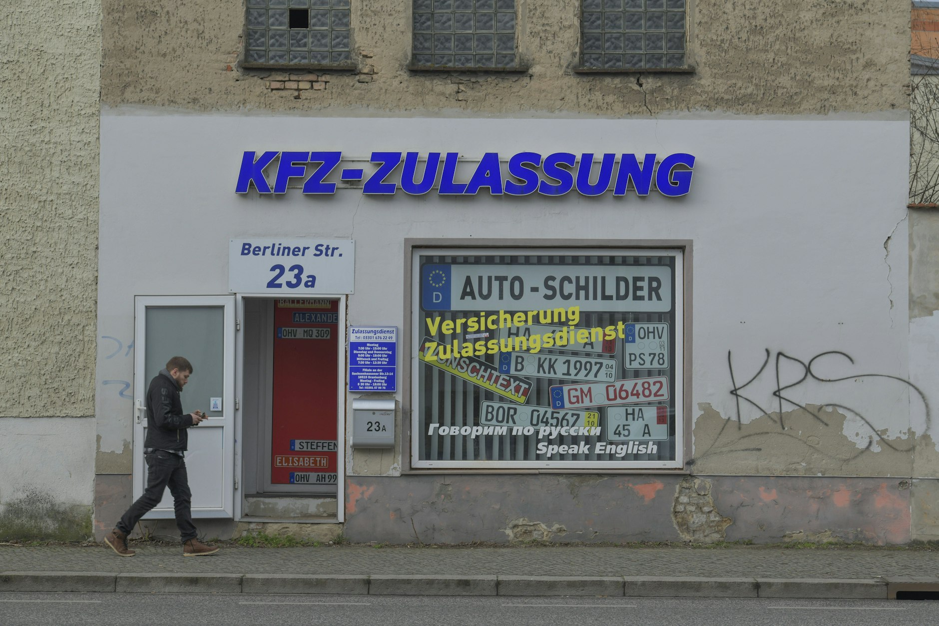 In der Kfz-Zulassungsstelle werden Wunschkennzeichen geprüft – viele Buchstaben- und Zahlenkombinationen sind in Brandenburg tabu.
