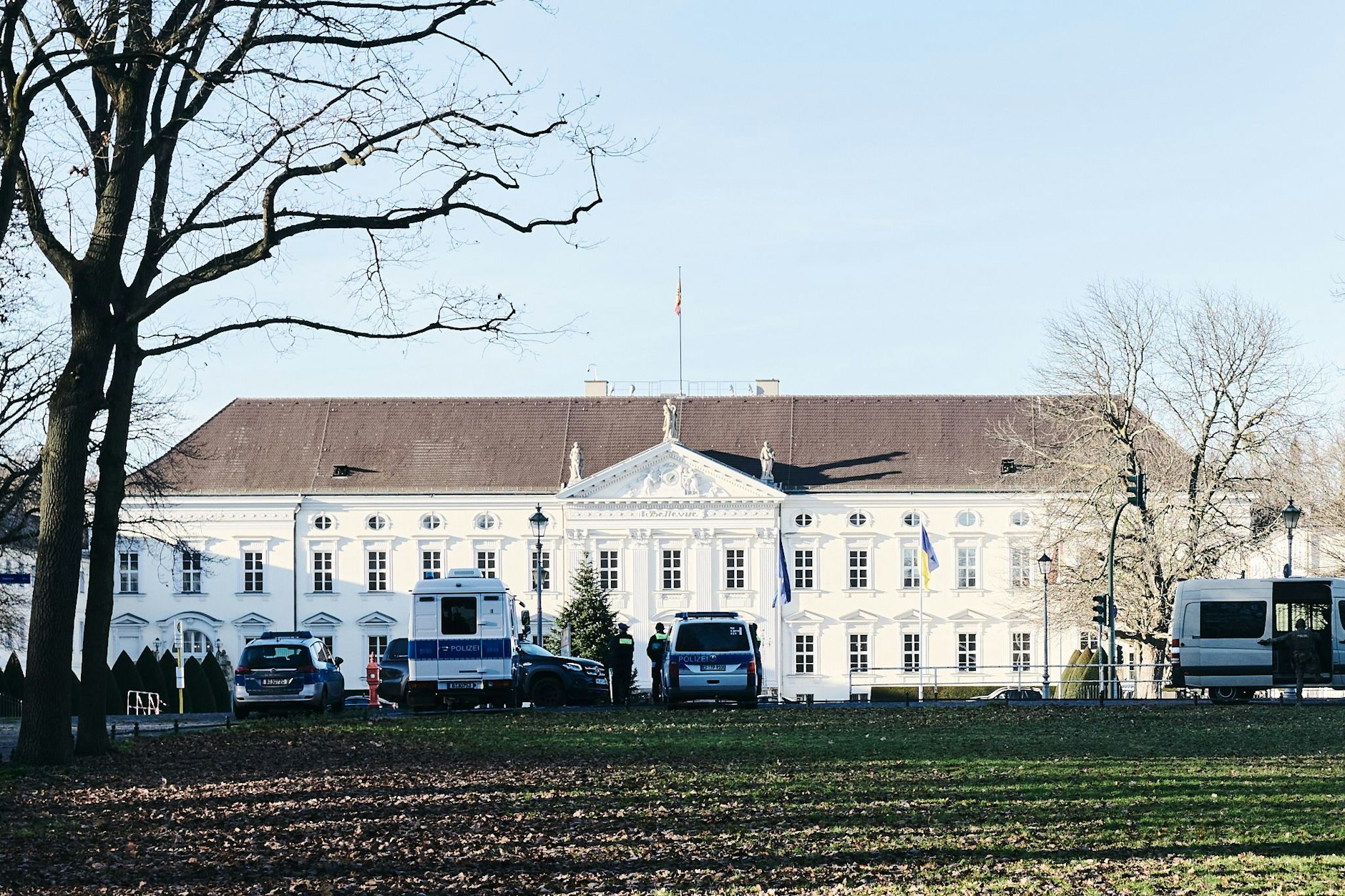 Polizeiaufgebot vor dem Eingang von Schloss Bellevue