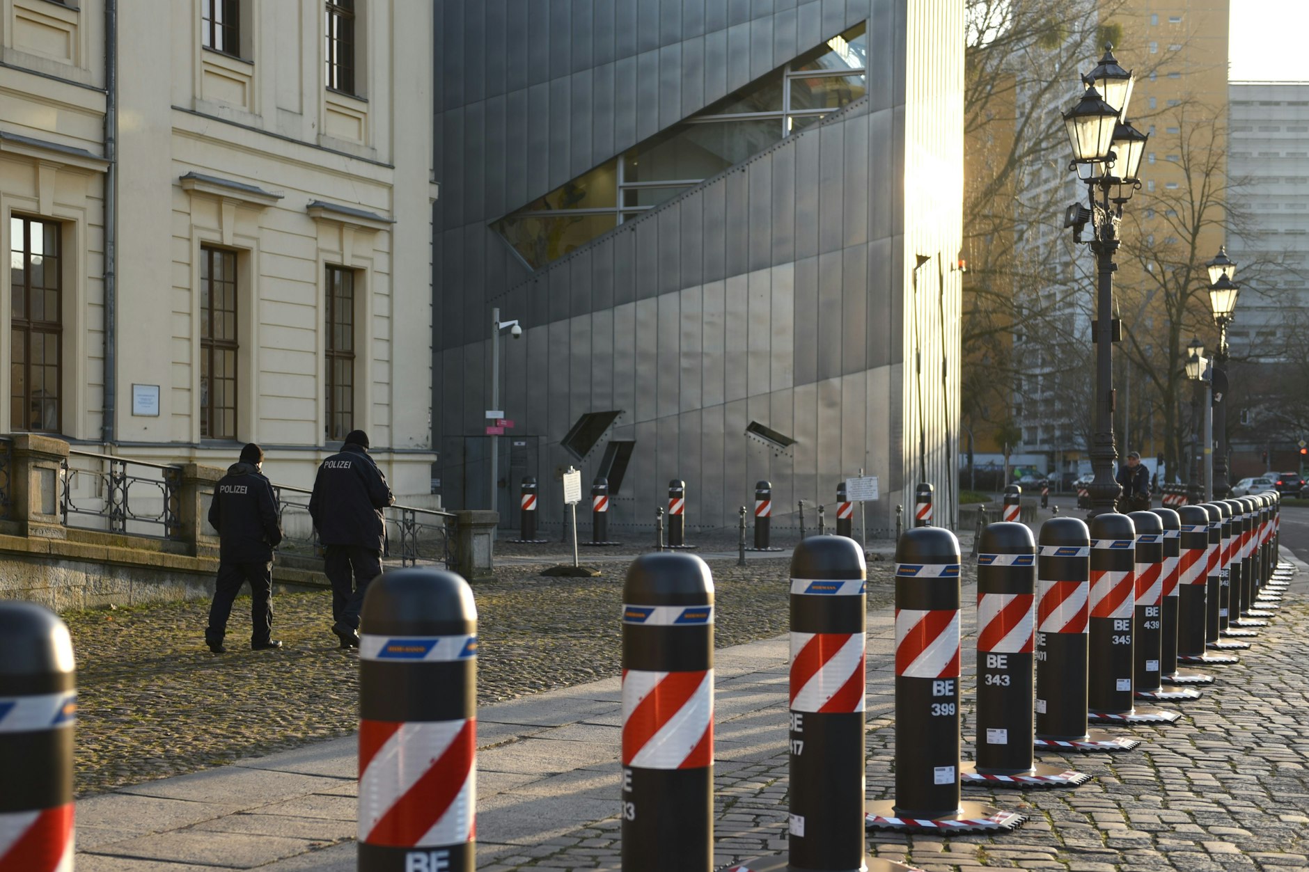 Vor dem Jüdischen Museum in der Lindenstraße stehen jetzt zahlreiche mobile Fahrzeugsperren der Marke Oktablock.