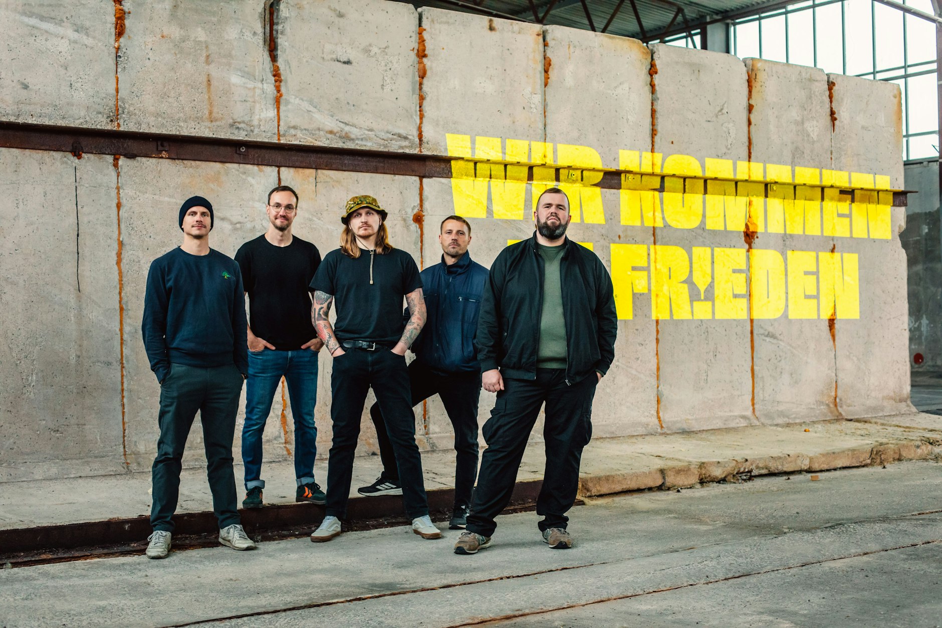 Feine Sahne Fischfilet samt ihrem Sänger Jan Gorkow alias Monchi (r.)