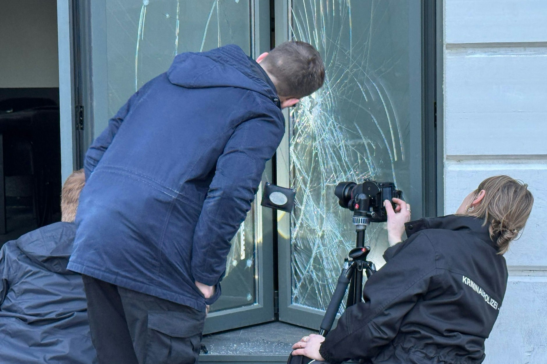 Anschlag auf eine Bar in der Audre-Lorde-Straße. Kriminaltechniker bei der Spurensicherung.