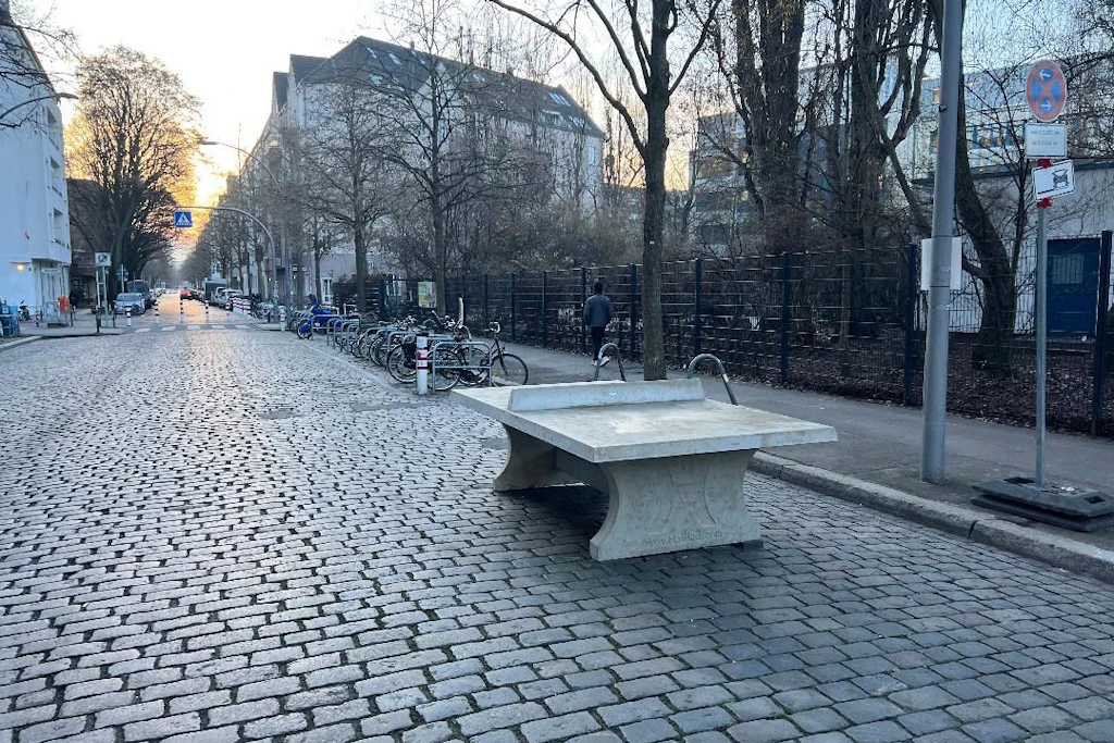 Tischtennis statt Autos. So sieht es vor der Modersohn-Grundschule aus. 