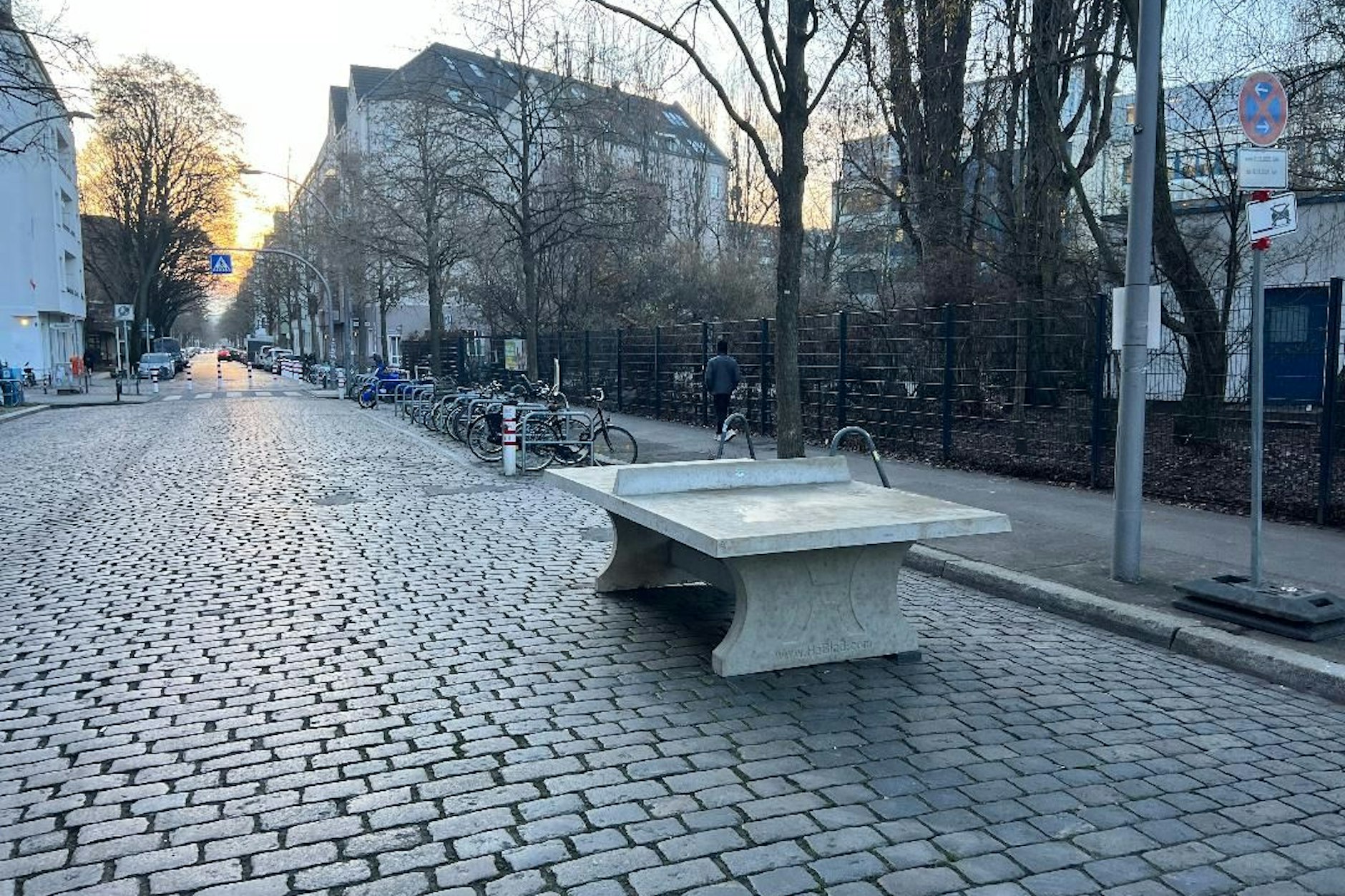 Tischtennis statt Autos. So sieht es vor der Modersohn-Grundschule aus.