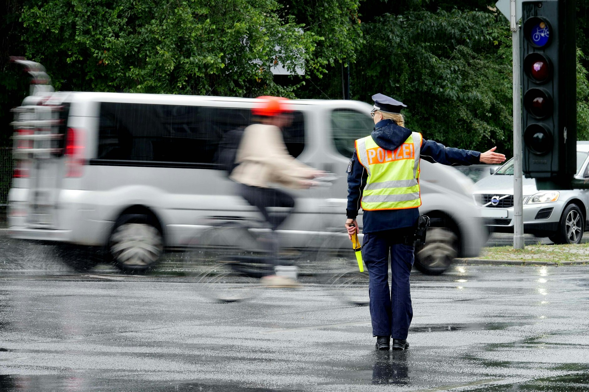 Verkehrspolizisten regeln den Verkehr an einer Kreuzung nach dem Ausfall einer Ampel.